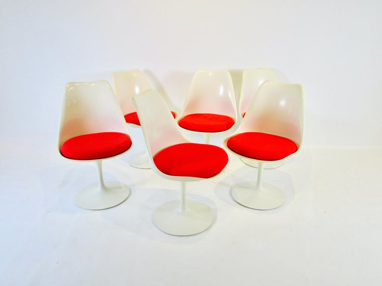 Six Eero Saarinen for Knoll Tulip Group Dining Chairs with Red Cushions For Sale 1