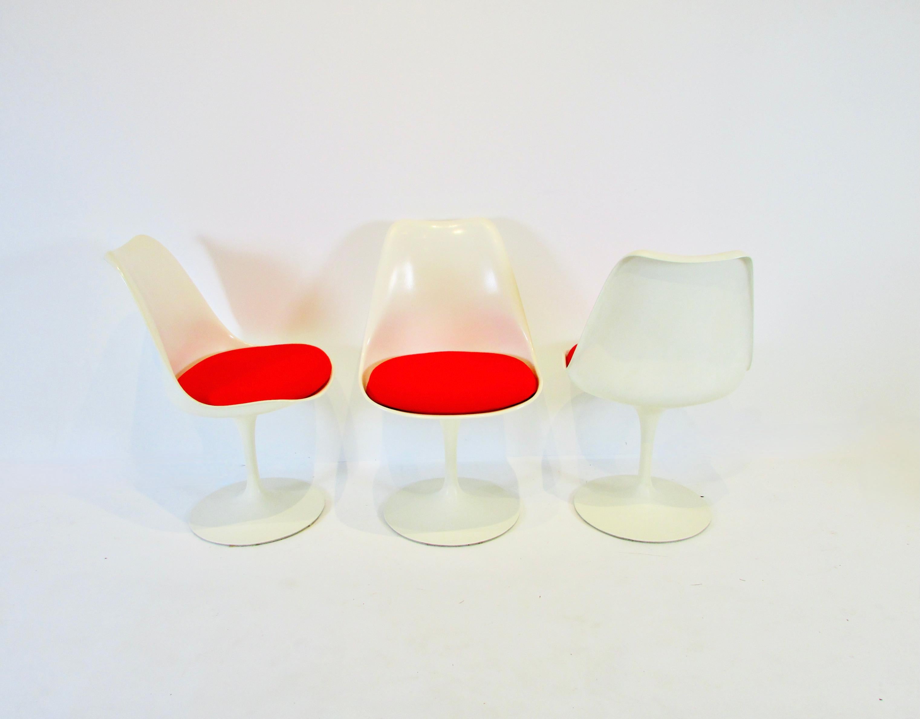 Six Eero Saarinen for Knoll Tulip Group Dining Chairs with Red Cushions 2