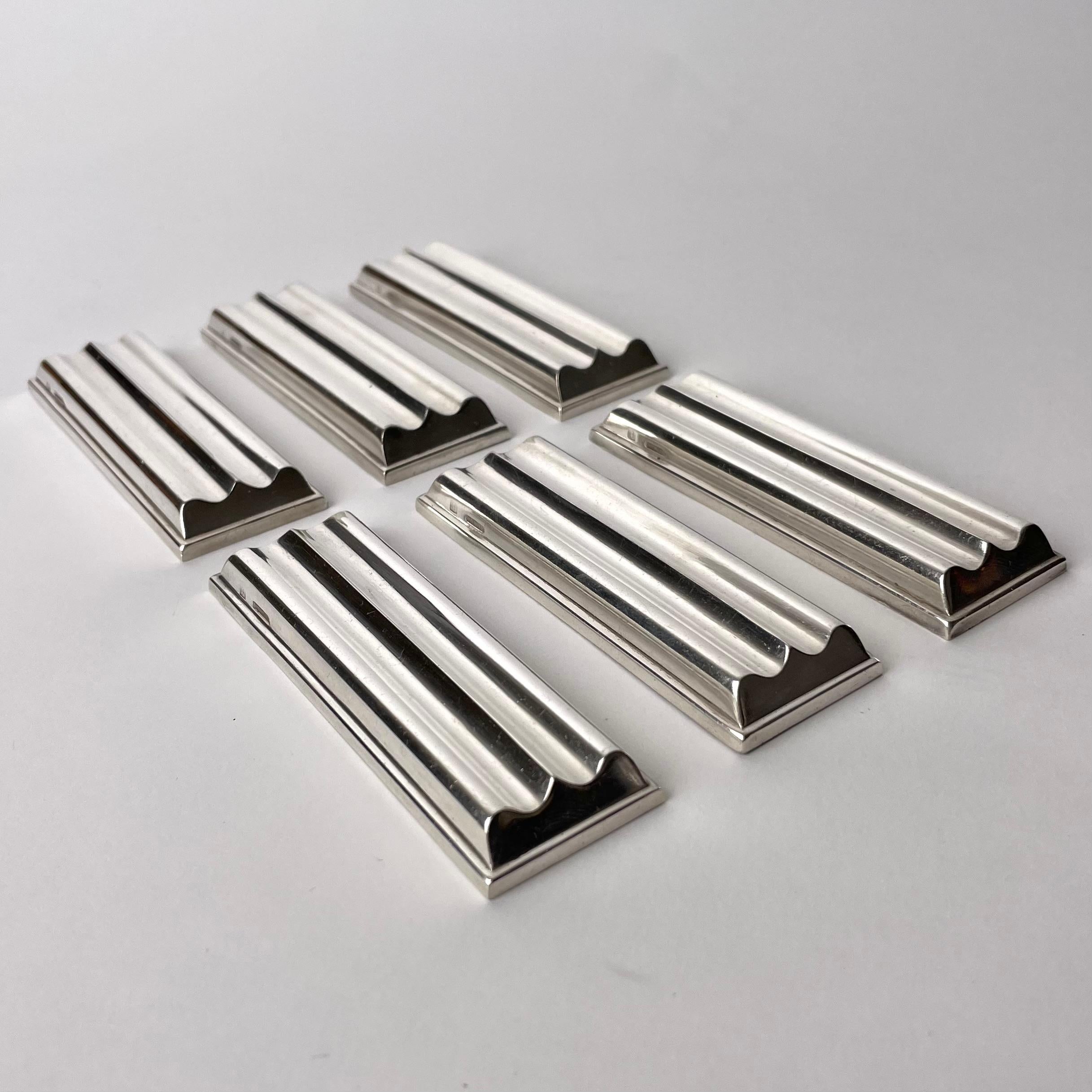 Elegantissimo set di sei poggiacoltelli Art Deco in silverplate. Realizzato in rigorosa Art Deco negli anni '30 dal famoso produttore Christofle di Parigi, Francia.

Usura coerente con l'età e l'uso.