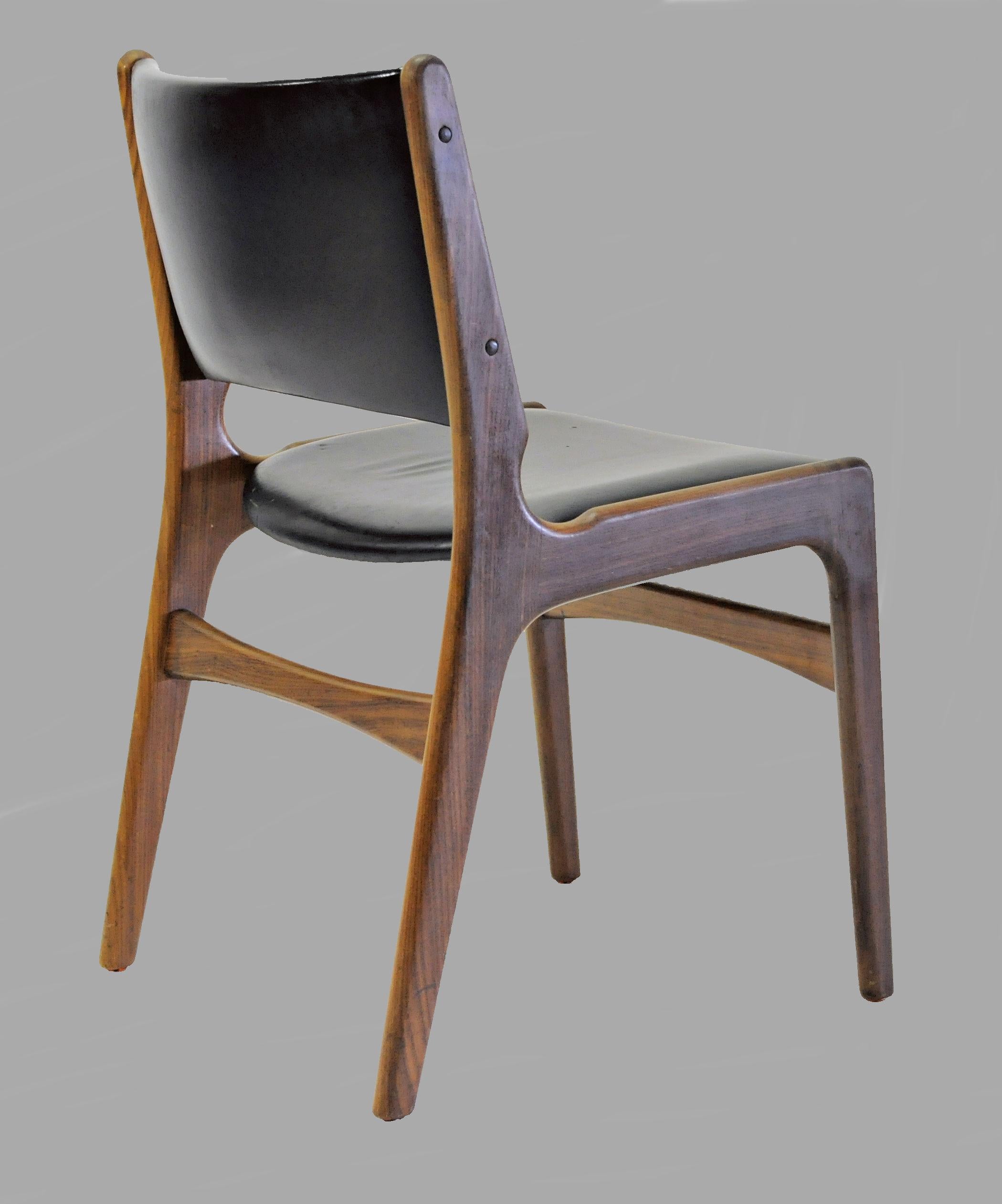 20ième siècle Six chaises de salle à manger restaurées Erik Buch en teck massif, tapissées sur mesure en vente