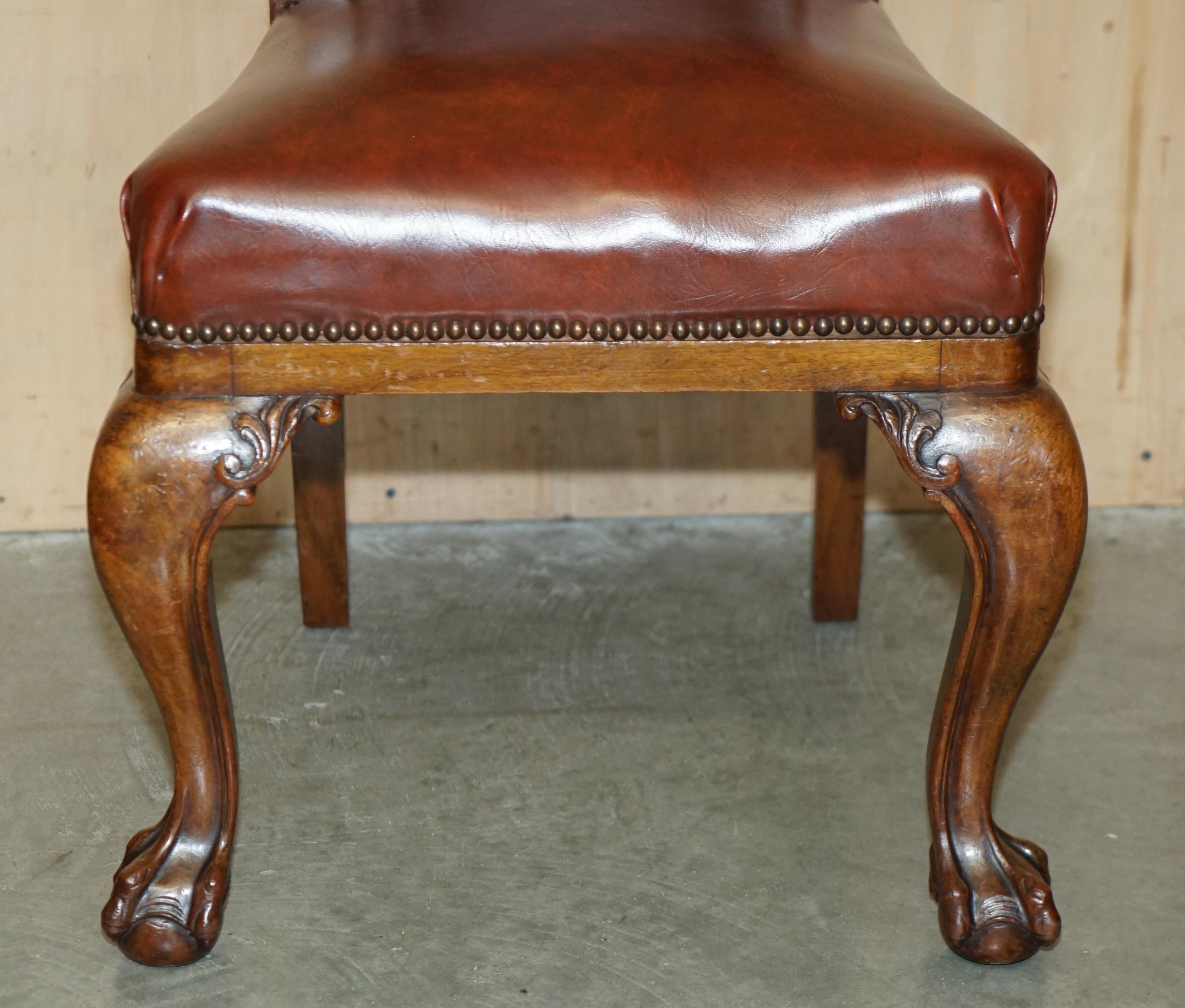 SIX EXCELLENTES CHAISES À DINER DE CIRCA 1860 avec cadre en forme de boule et de griffe sculpté à la main. en vente 2