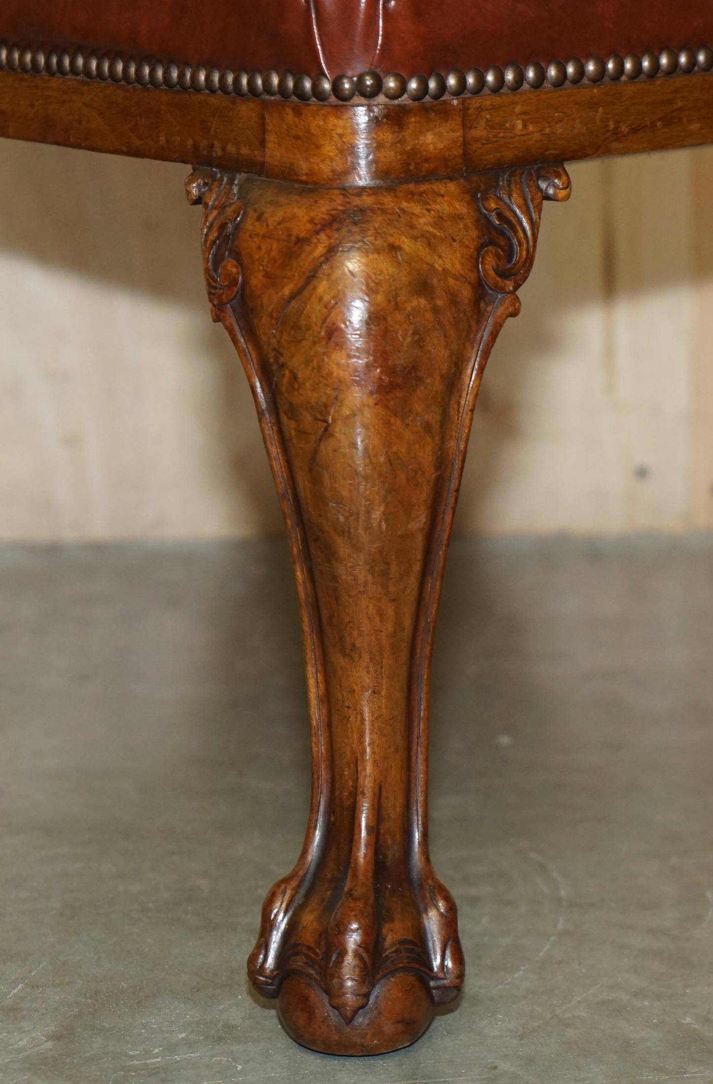 SIX EXCELLENTES CHAISES À DINER DE CIRCA 1860 avec cadre en forme de boule et de griffe sculpté à la main. en vente 3