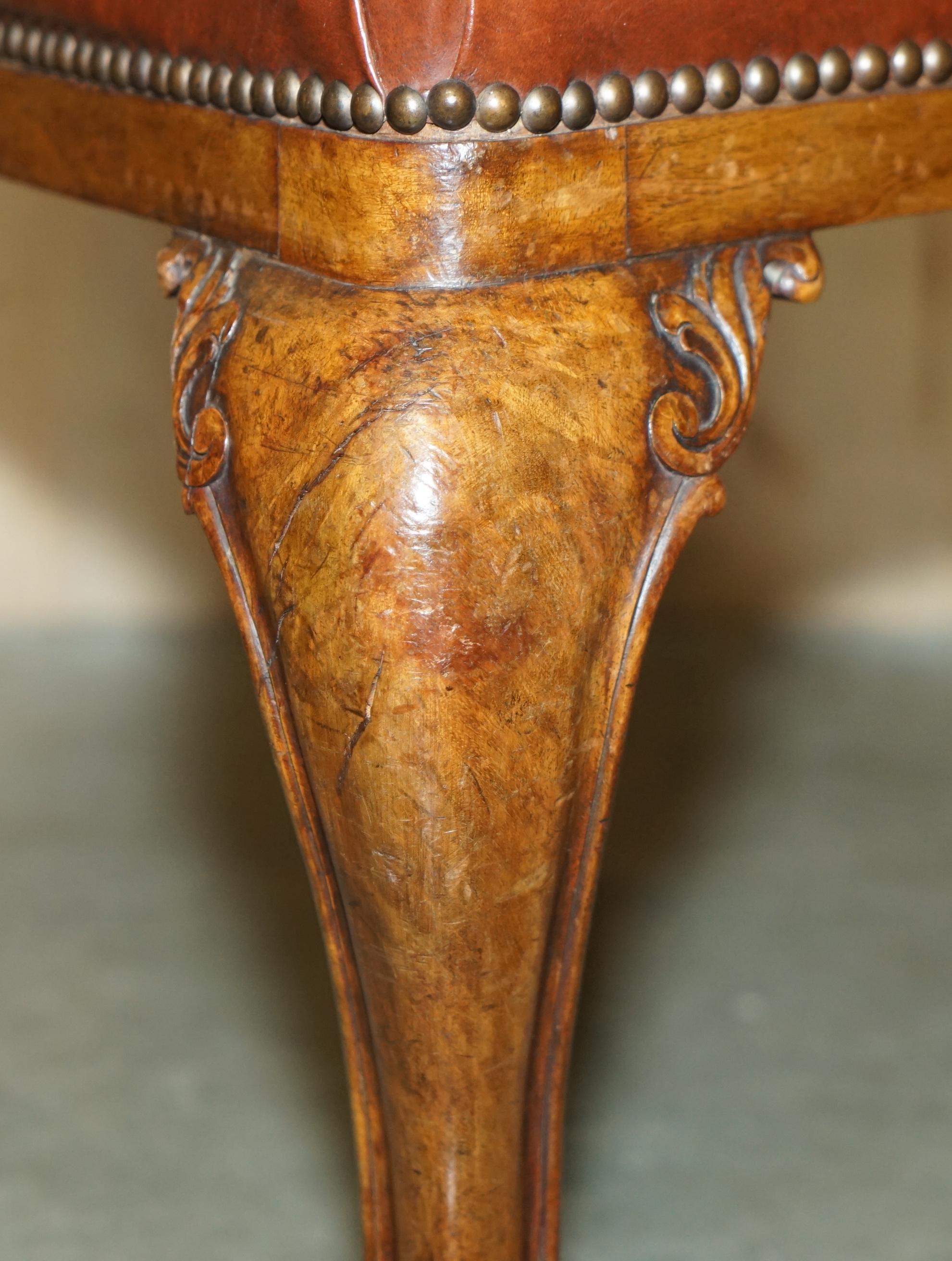 SIX EXCELLENTES CHAISES À DINER DE CIRCA 1860 avec cadre en forme de boule et de griffe sculpté à la main. en vente 4