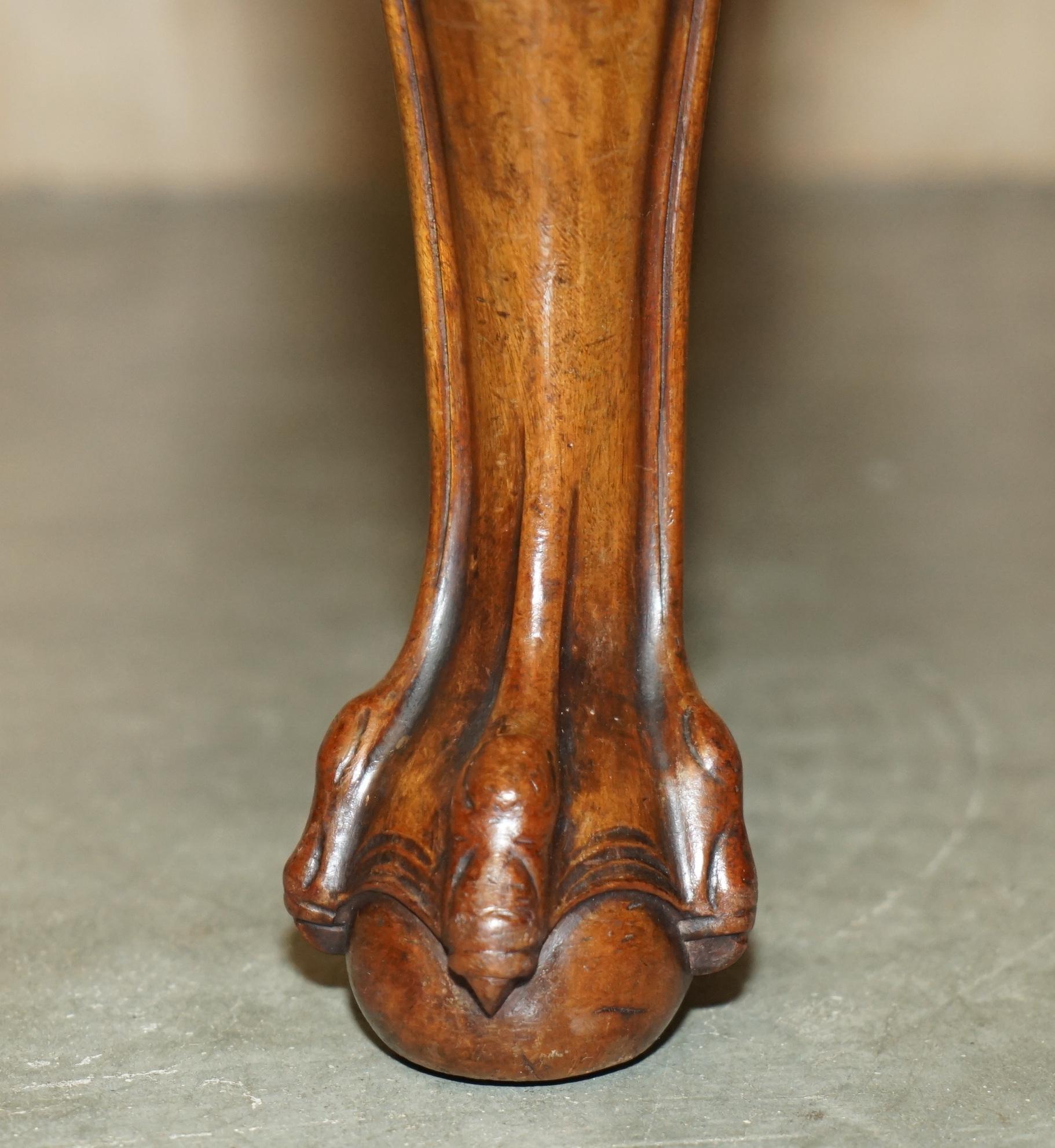 SIX EXCELLENTES CHAISES À DINER DE CIRCA 1860 avec cadre en forme de boule et de griffe sculpté à la main. en vente 5