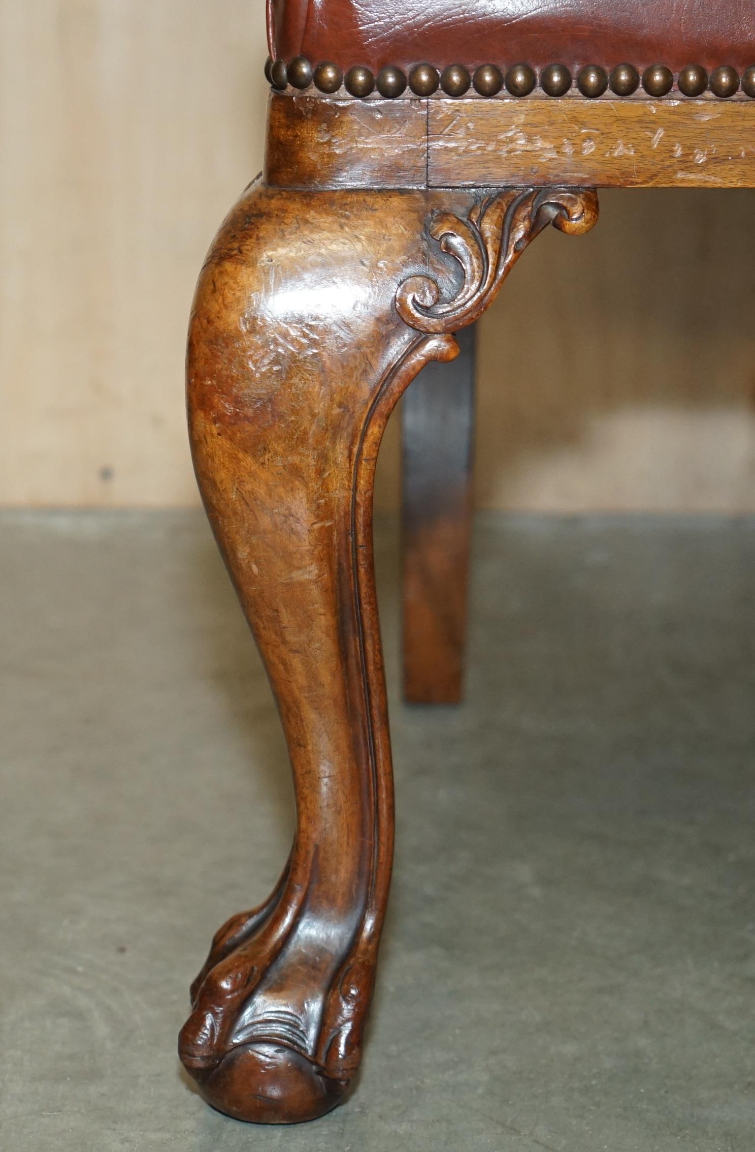 SIX EXCELLENTES CHAISES À DINER DE CIRCA 1860 avec cadre en forme de boule et de griffe sculpté à la main. en vente 6