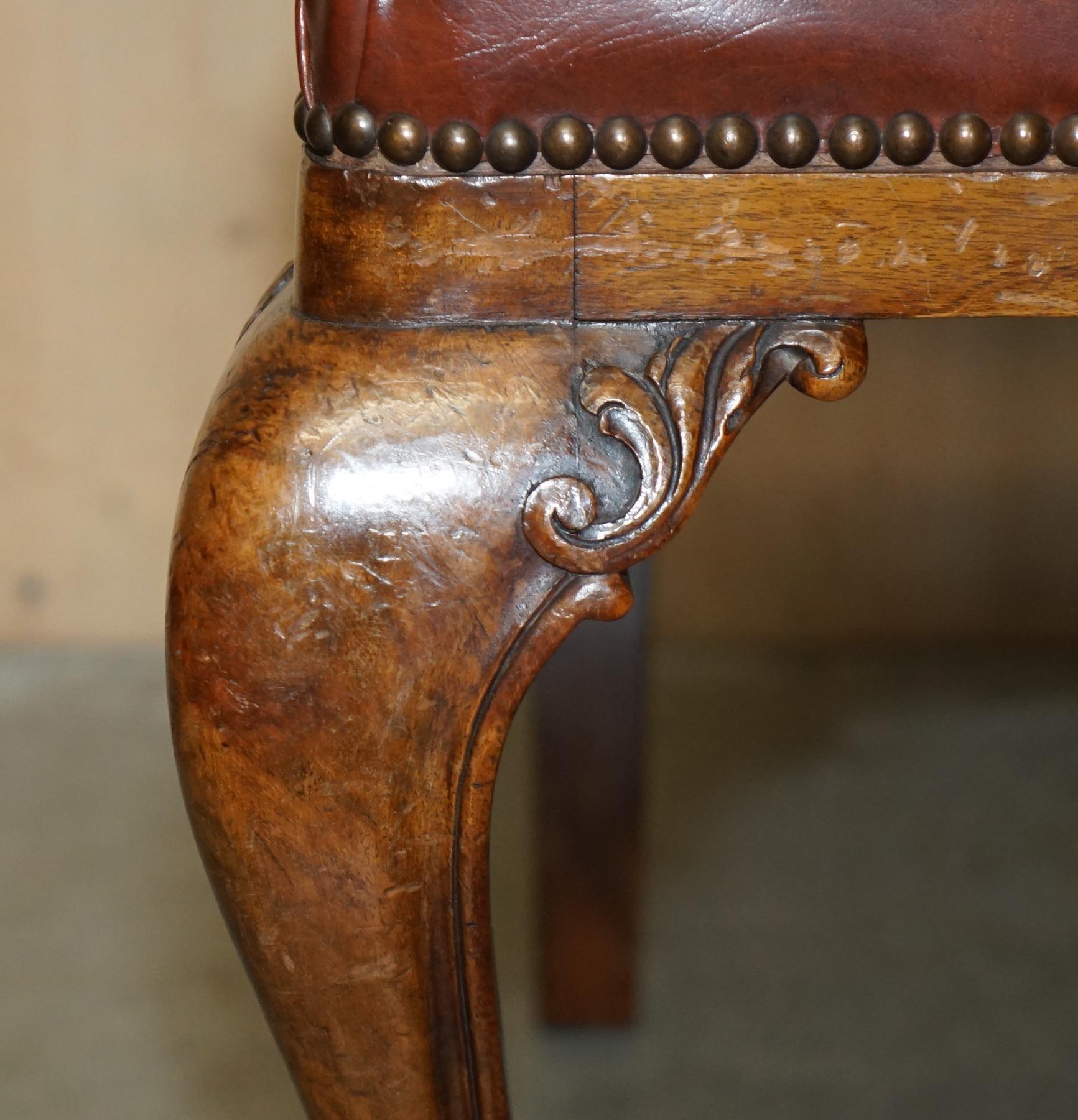SIX EXCELLENTES CHAISES À DINER DE CIRCA 1860 avec cadre en forme de boule et de griffe sculpté à la main. en vente 7