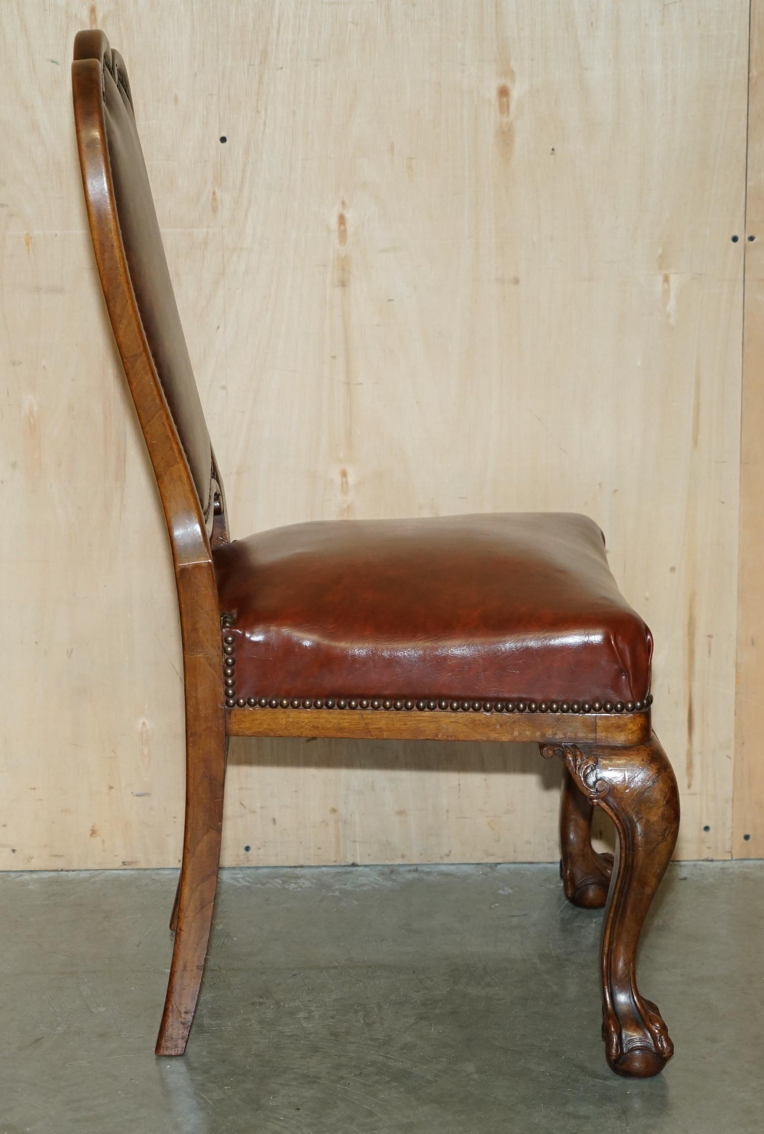 SIX EXCELLENTES CHAISES À DINER DE CIRCA 1860 avec cadre en forme de boule et de griffe sculpté à la main. en vente 8