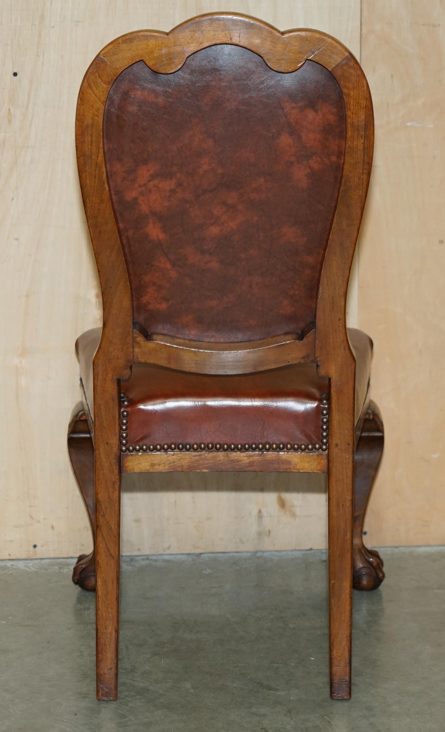 SIX EXCELLENTES CHAISES À DINER DE CIRCA 1860 avec cadre en forme de boule et de griffe sculpté à la main. en vente 9
