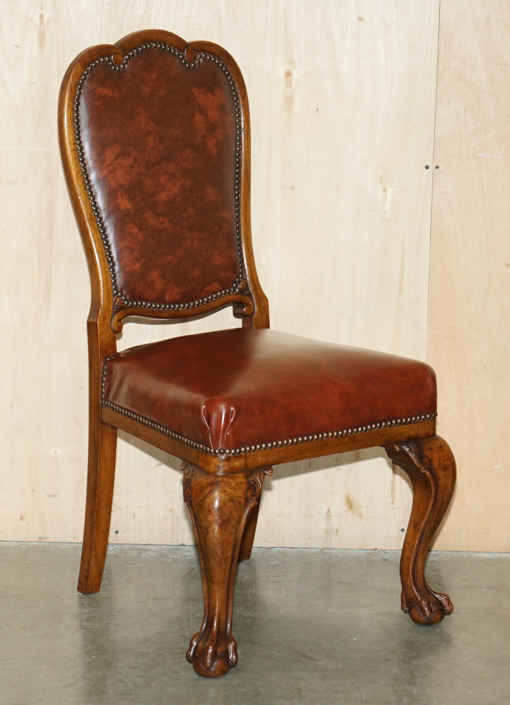 Apogée victorien SIX EXCELLENTES CHAISES À DINER DE CIRCA 1860 avec cadre en forme de boule et de griffe sculpté à la main. en vente