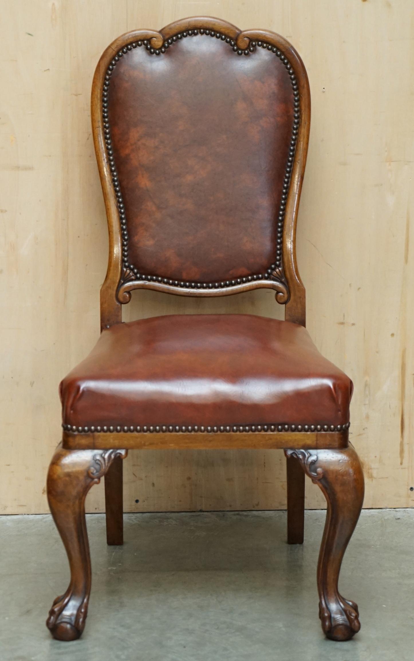 Anglais SIX EXCELLENTES CHAISES À DINER DE CIRCA 1860 avec cadre en forme de boule et de griffe sculpté à la main. en vente