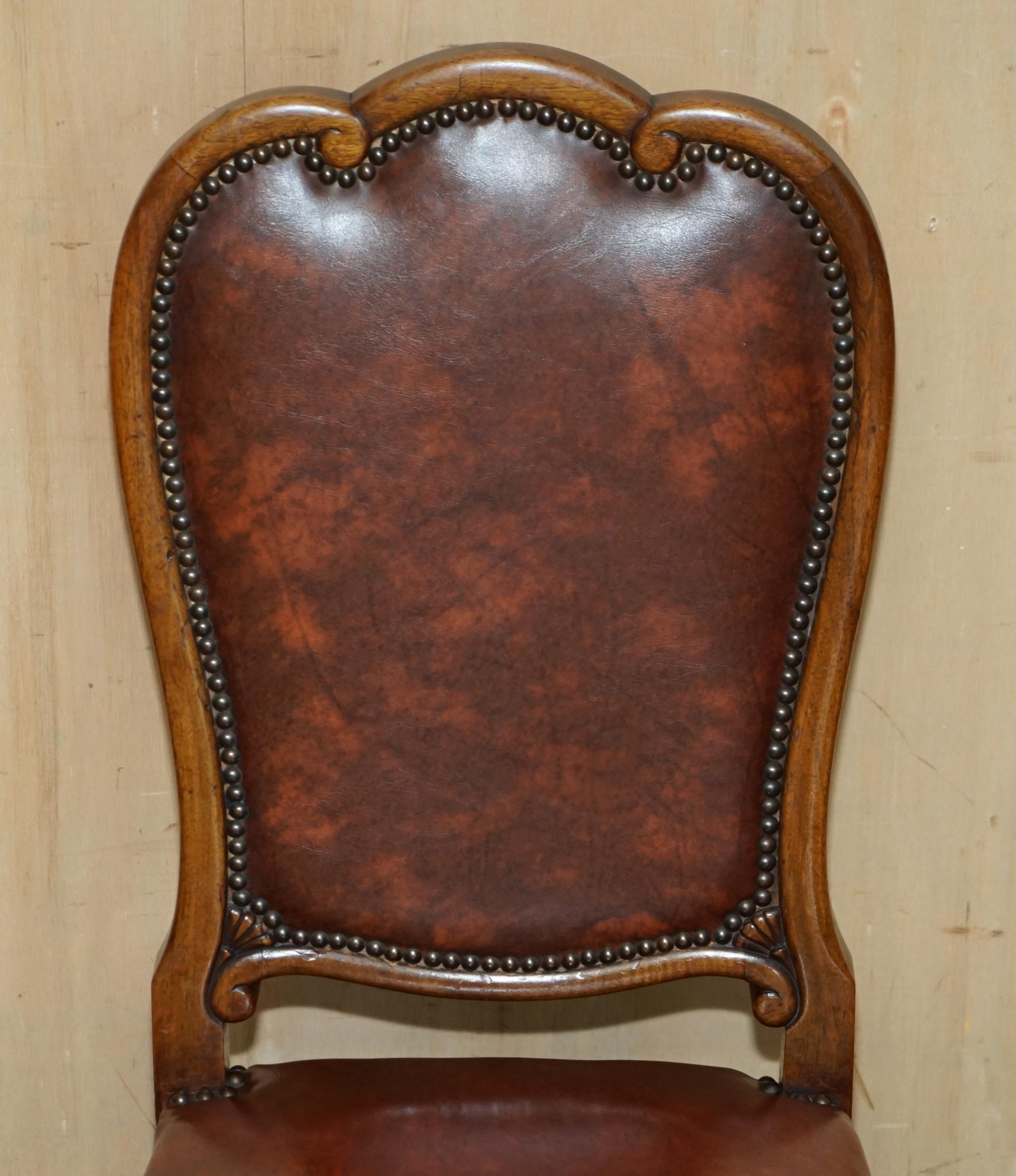 Fait main SIX EXCELLENTES CHAISES À DINER DE CIRCA 1860 avec cadre en forme de boule et de griffe sculpté à la main. en vente