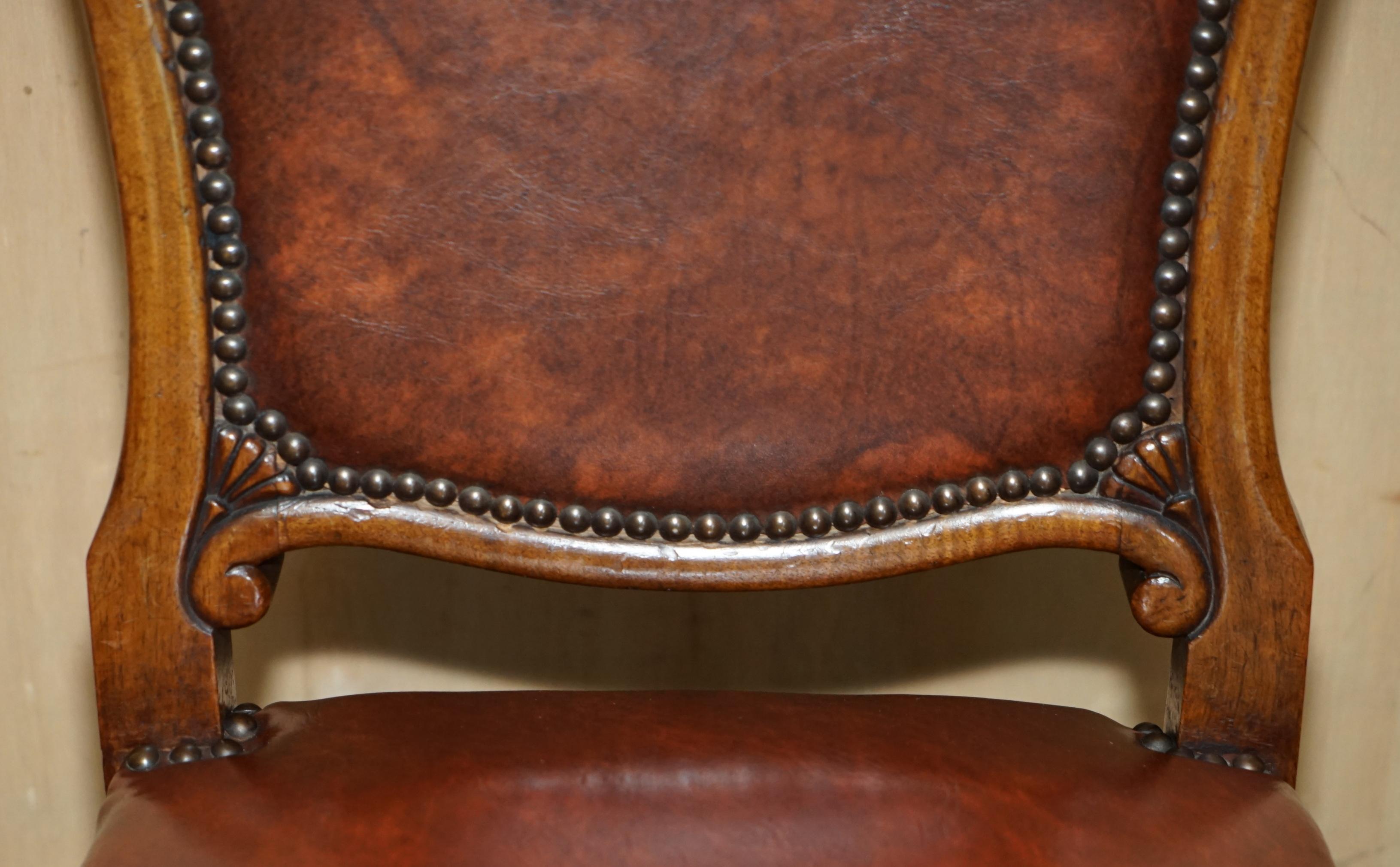 Milieu du XIXe siècle SIX EXCELLENTES CHAISES À DINER DE CIRCA 1860 avec cadre en forme de boule et de griffe sculpté à la main. en vente