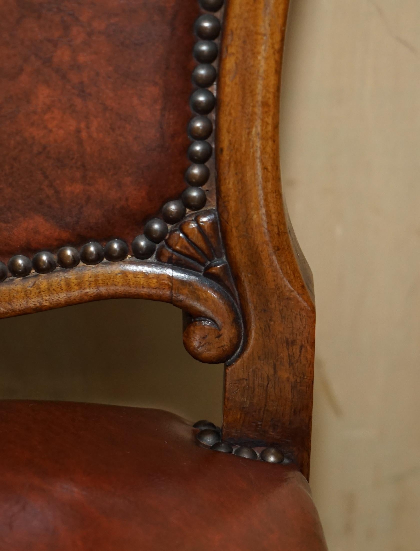 Noyer SIX EXCELLENTES CHAISES À DINER DE CIRCA 1860 avec cadre en forme de boule et de griffe sculpté à la main. en vente