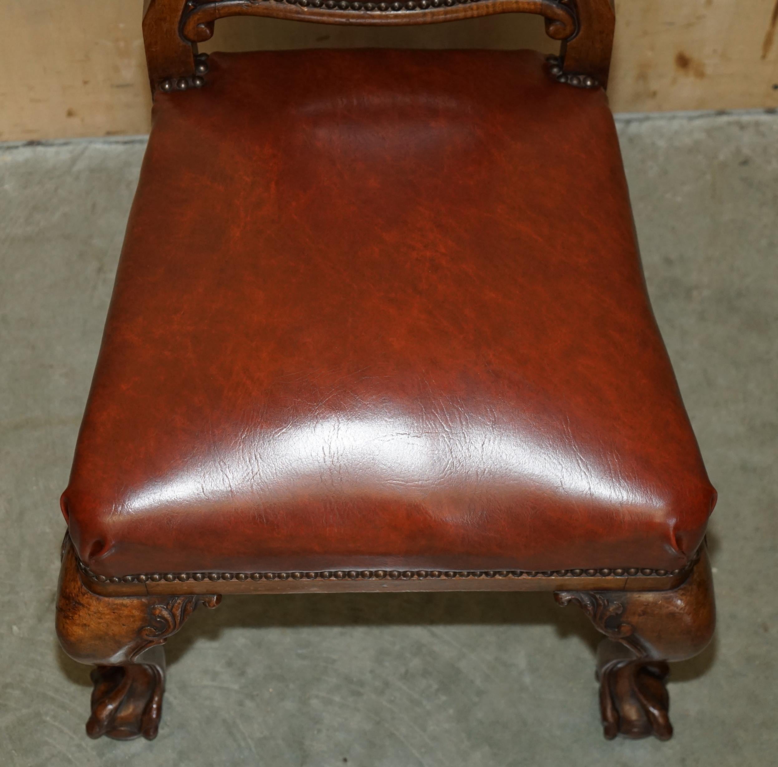 SIX EXCELLENTES CHAISES À DINER DE CIRCA 1860 avec cadre en forme de boule et de griffe sculpté à la main. en vente 1