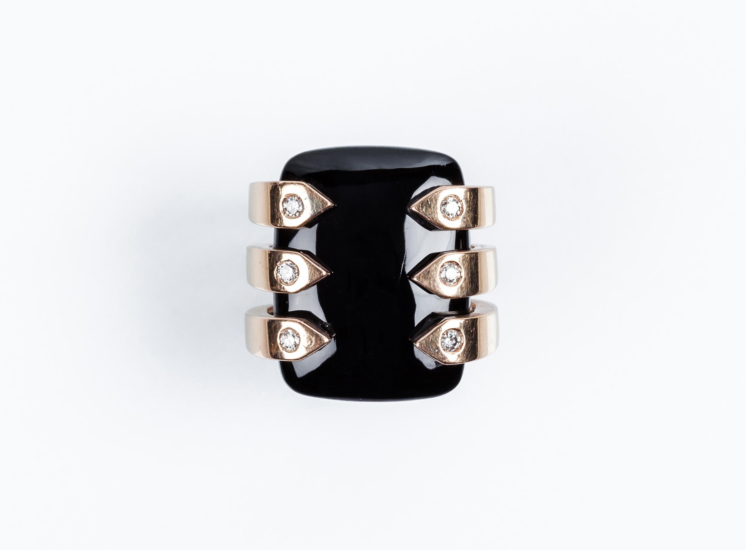 Sechs Augen, die Onyx und Diamanten in Roségold betrachten  Ring
Ägyptisch inspirierter Amulettring mit sechs Augen aus Diamanten, die Sie beschützen. 
Das Auge des Ra ist ein altes ägyptisches Symbol mit einer starken Symbolik und historischen