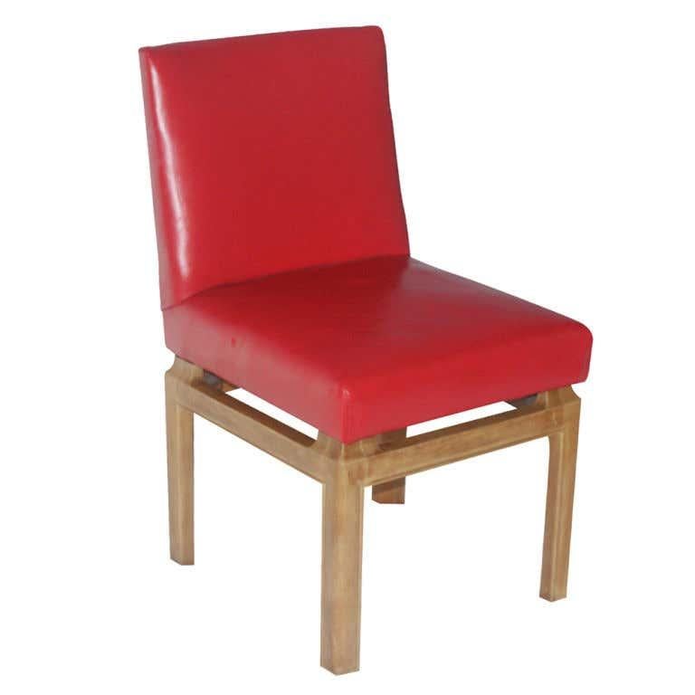 Un ensemble de six chaises de salle à manger conçu par Michael Taylor pour Baker. Bases en bois avec garniture rouge d'origine.
Voir la table à manger assortie de Michael Taylor sur la dernière photo.