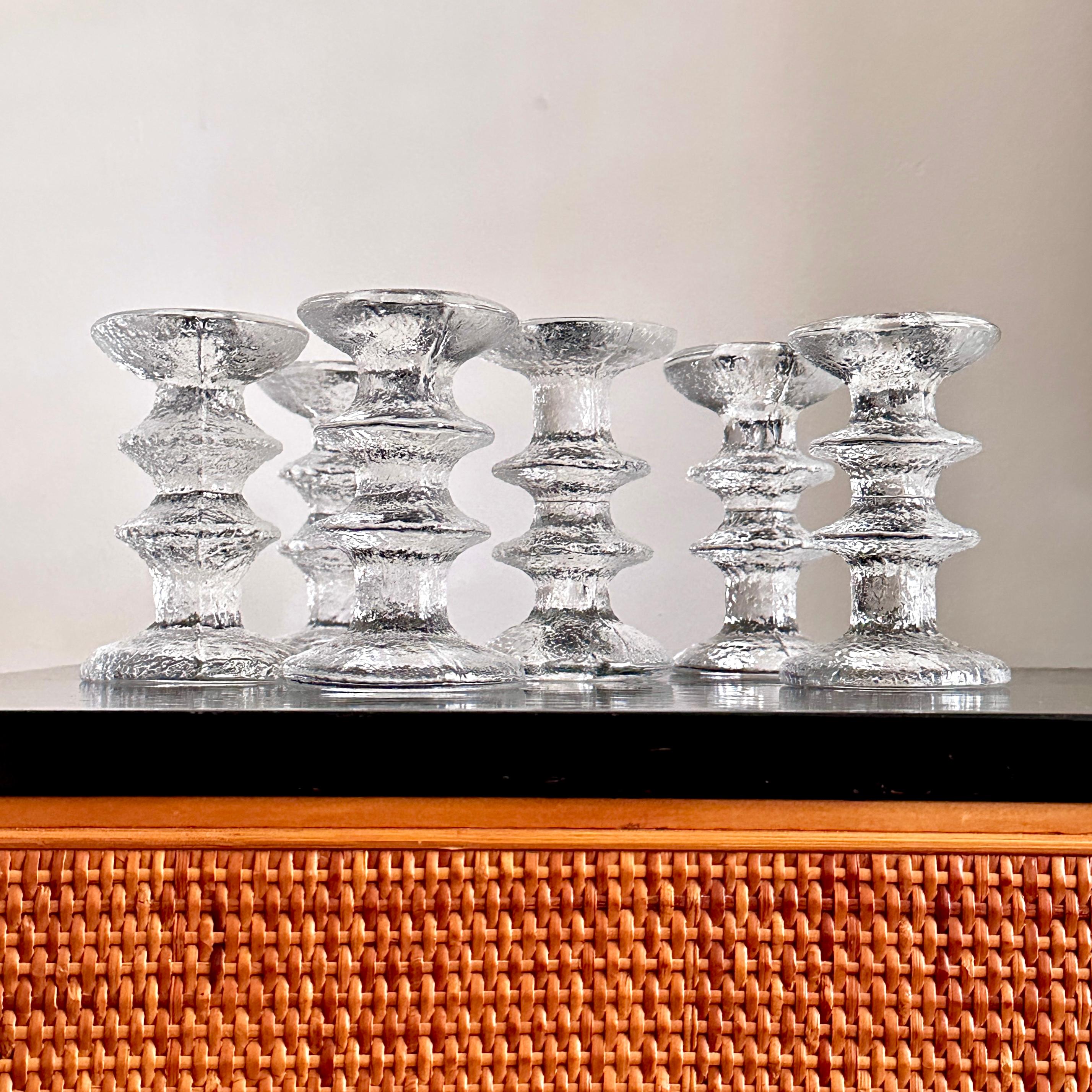 Six bougeoirs Festivo à deux anneaux conçus par Timo Sarpaneva pour IITTALA, fabriqués en Finlande. Les chandeliers ont été conçus en 1966 et sont toujours produits aujourd'hui.  Les chandeliers sont appelés 