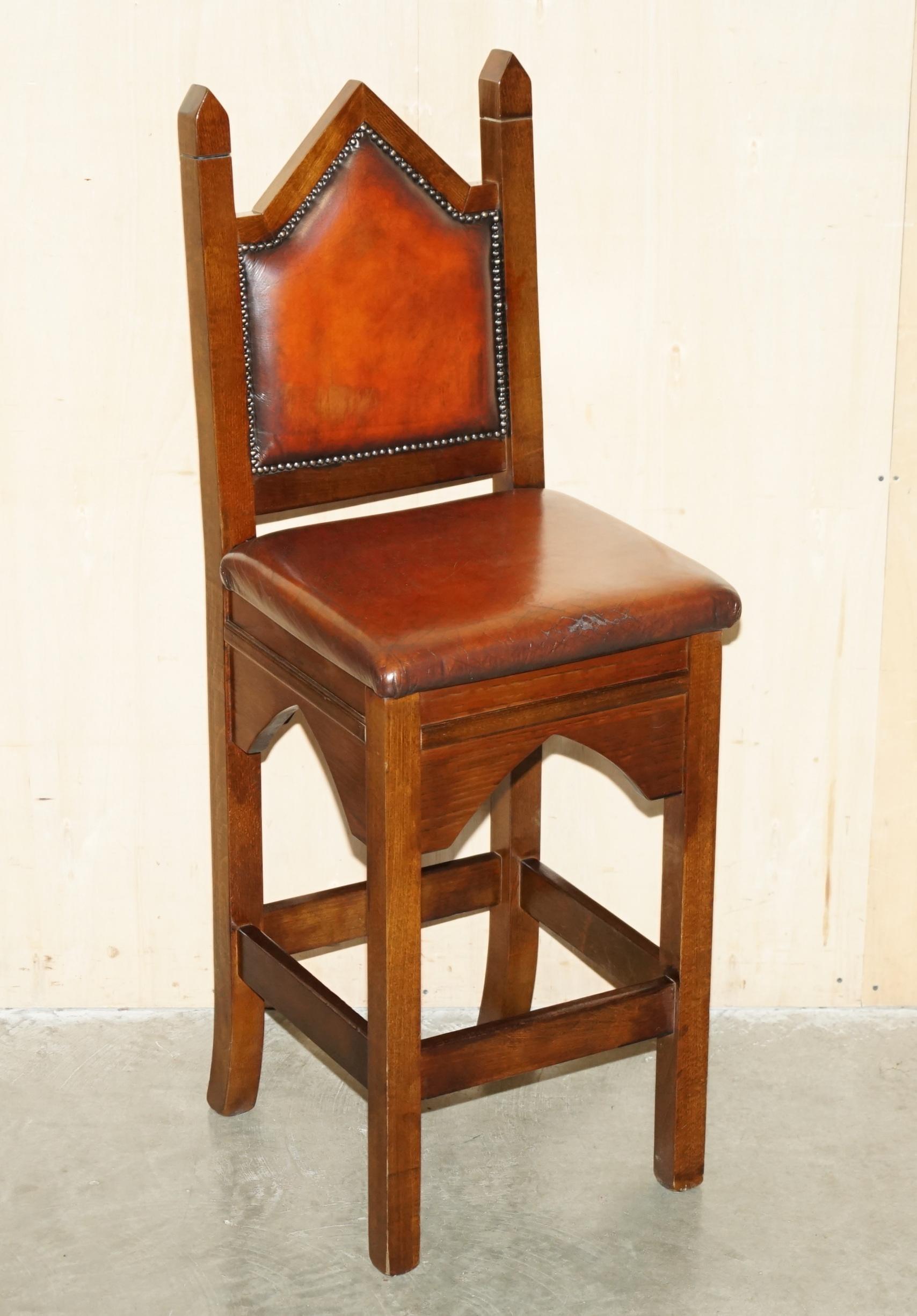 Royal House Antiques

The House of Antiques a le plaisir d'offrir à la vente cette magnifique série de six tabourets de cuisine en cuir teint à la main en brun Whisky, de style néo-gothique, qui font partie d'une série de six tabourets de cuisine.