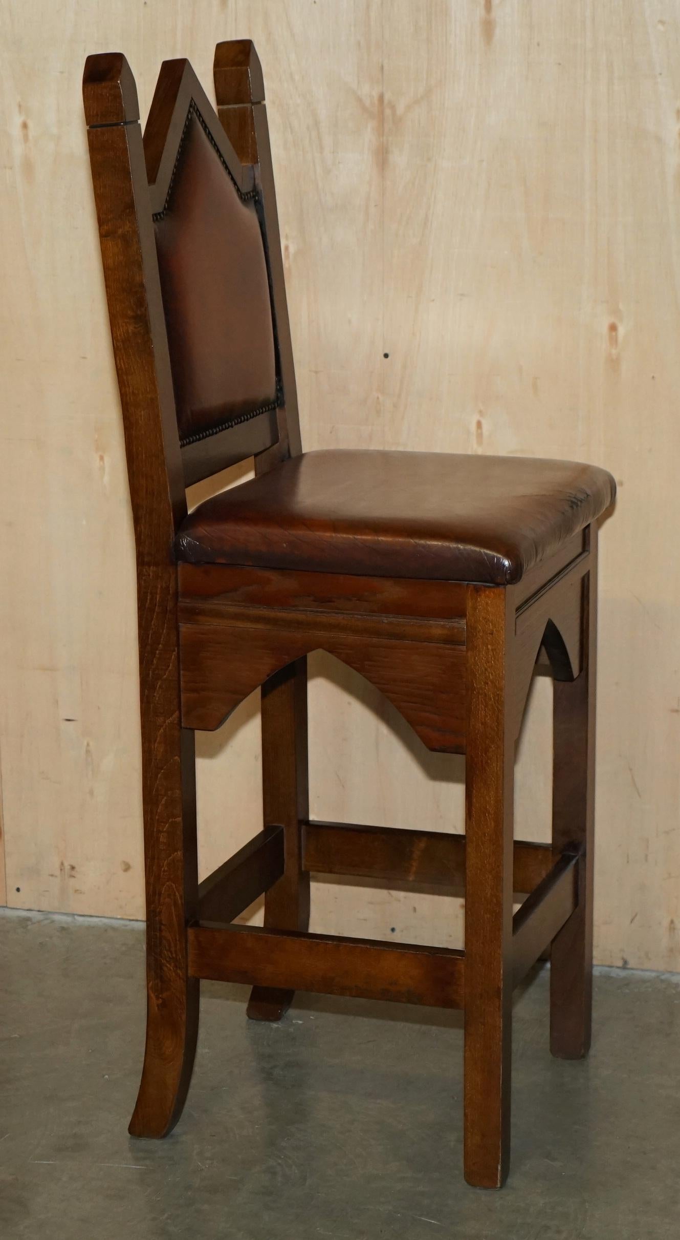Cuir SIX FINE RESTORED BROWN LEATHER GOTHIC REVIVAL STEEPLE BACK KiTCHEN BAR STOOLS 6 en vente