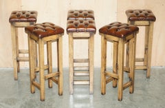 SIX FINE VINTAGE ENGLISH OAK HAND DYED CHESTNUT BROWN LEATHER KITCHEN BAR STOOLs
