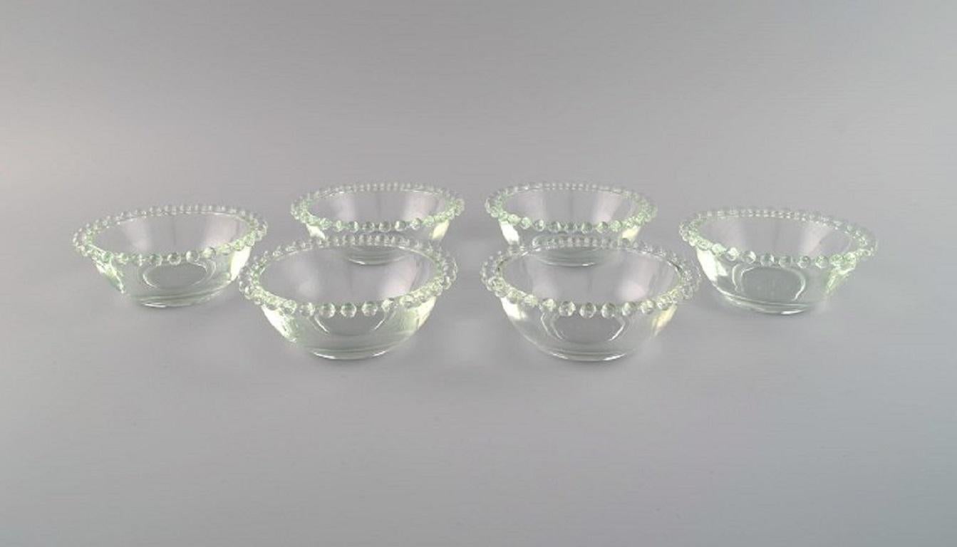 Sechs Fingerschalen aus klarem Kunstglas. Frankreich, Mitte des 20. Jahrhunderts.
Maße: 12 x 4,5 cm.
In ausgezeichnetem Zustand.