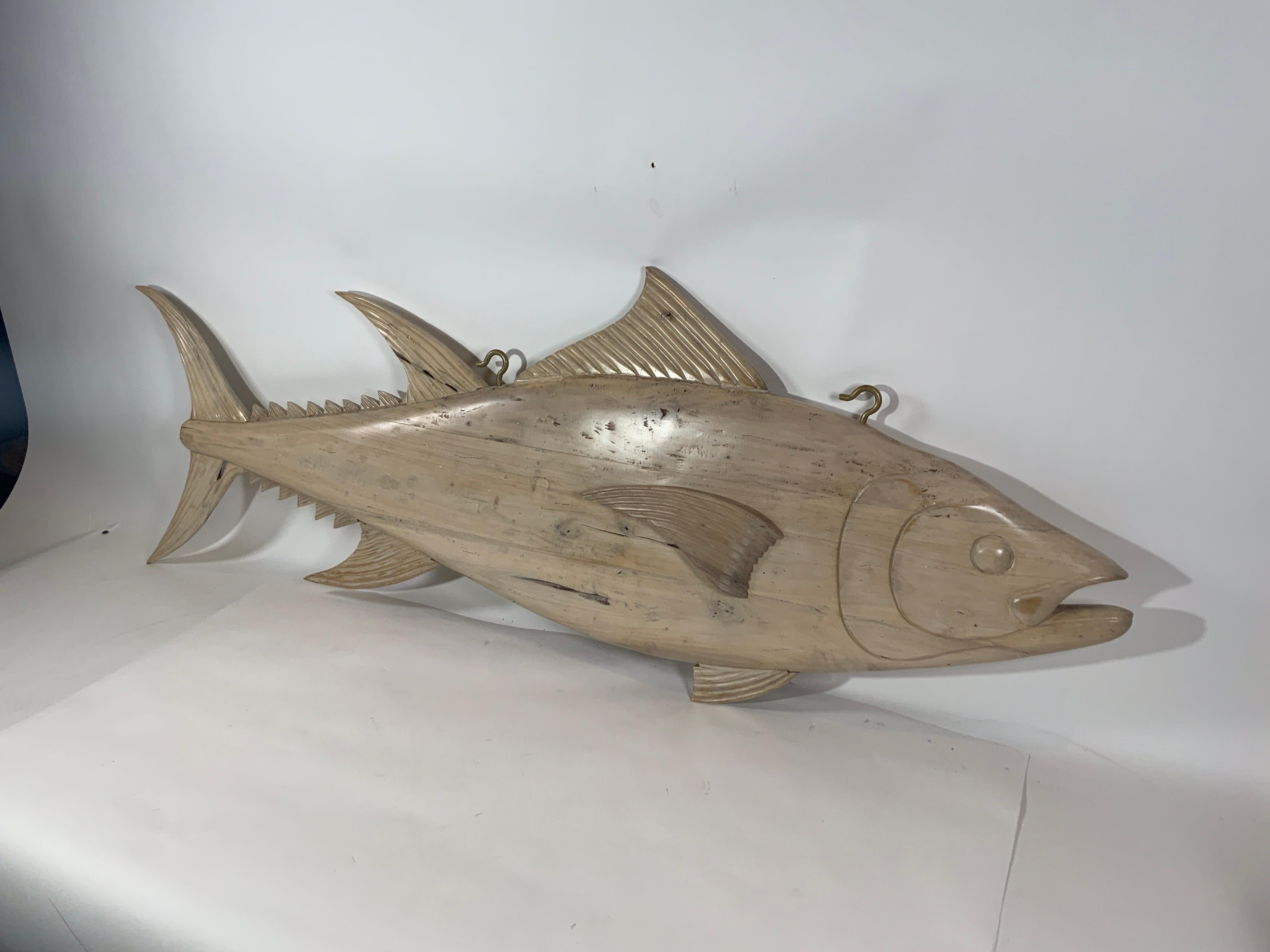 Sechs Fuß geschnitzter Tuna-Fisch aus Holz (Holzarbeit) im Angebot
