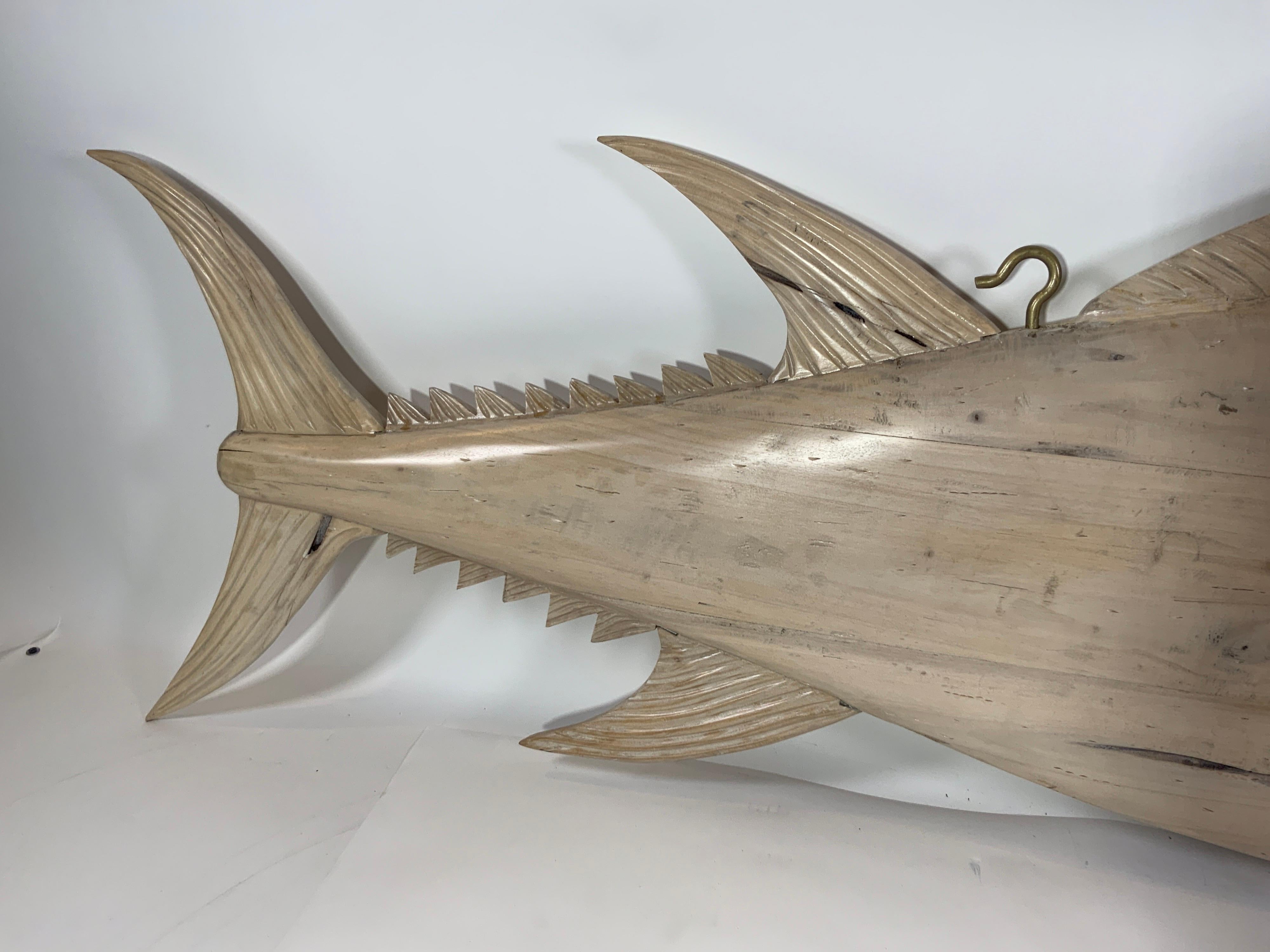 Sechs Fuß geschnitzter Tuna-Fisch aus Holz im Angebot 2