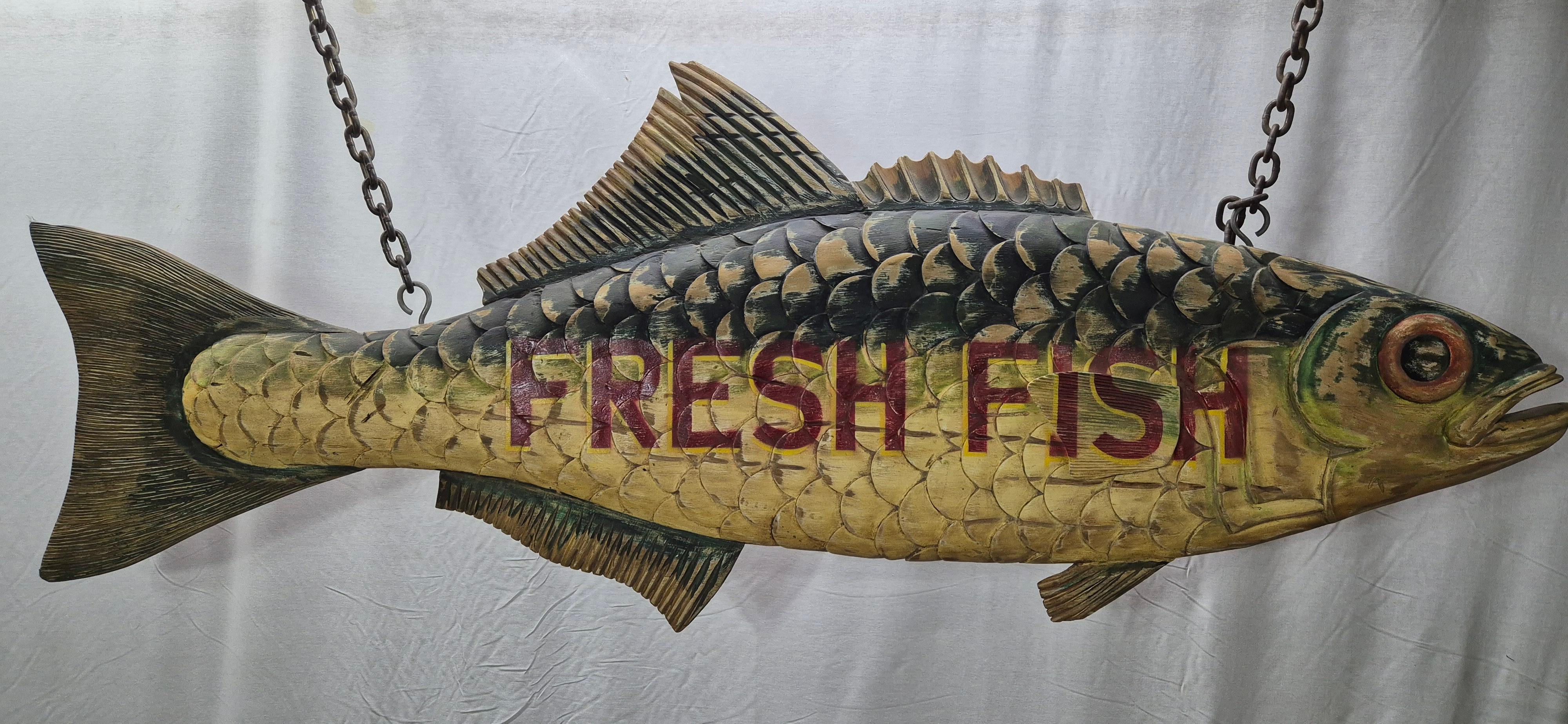 Cartel de comercio de pescado tallado de dos metros. La caballa del Atlántico está tallada a mano con branquias, aletas, cola, ojos y hocico. 