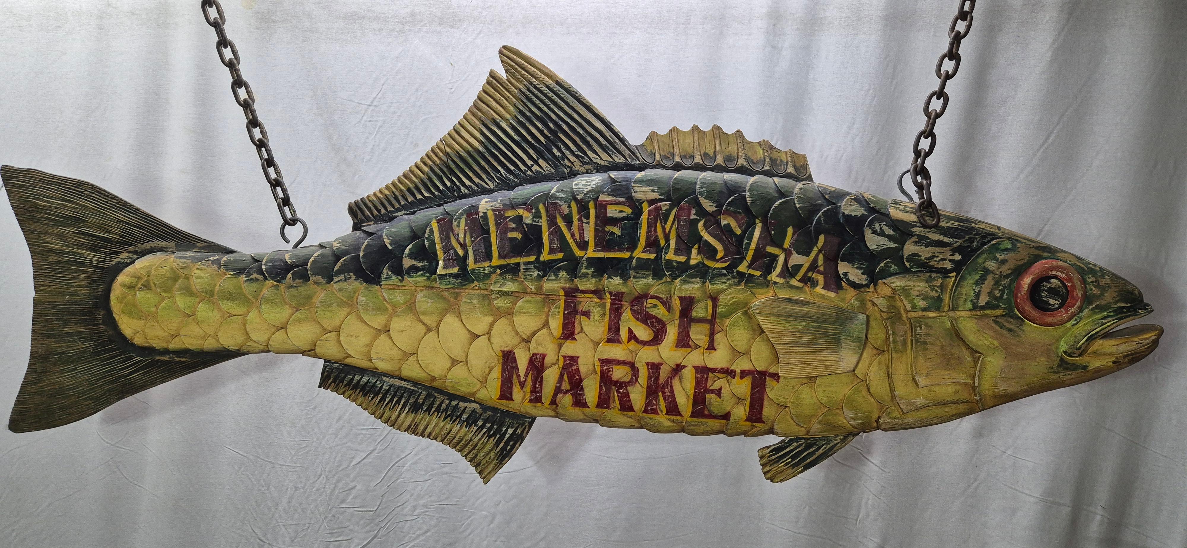 Cartel de comercio de pescado tallado de dos metros. La caballa del Atlántico está tallada a mano con branquias, aletas, cola, ojos y hocico. 
