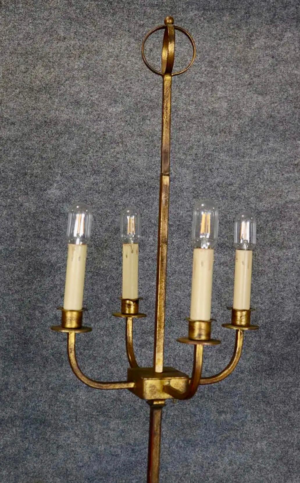 Esta lámpara de pie alta tiene una estructura de metal dorado con mesa de granito y cuatro casquillos para velas. Diseño sencillo y elegante con esferas acentuadas y una base de cuatro patas.
Confirma la ubicación con el vendedor NY o NJ