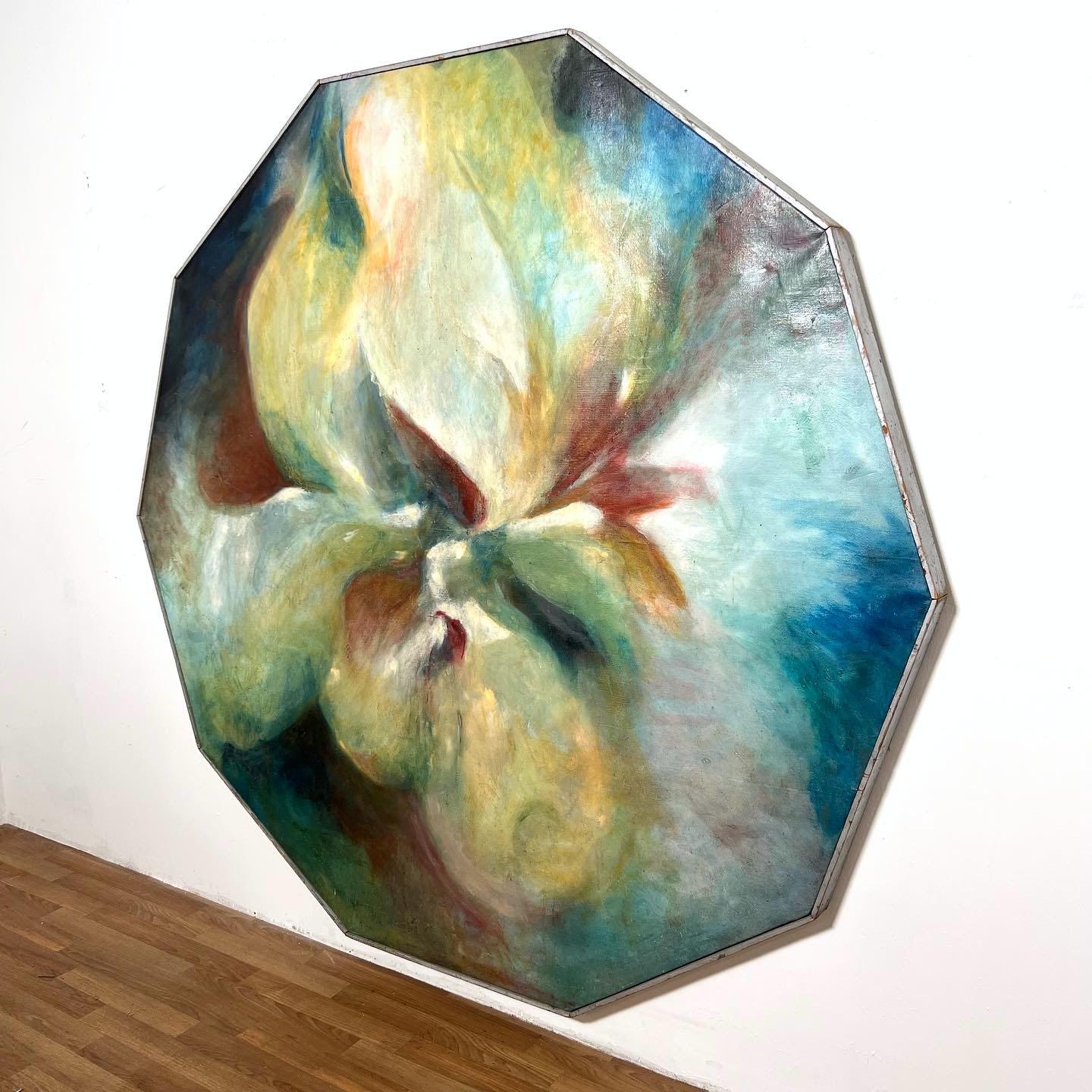 Une grande œuvre de jeunesse de l'artiste bien connue du Connecticut Pamela Stockamore (1952-2021) . Cette abstraction florale dynamique des années 1970 sur une toile façonnée à 10 côtés mesure un peu moins de deux mètres de haut et 73,75 pouces à