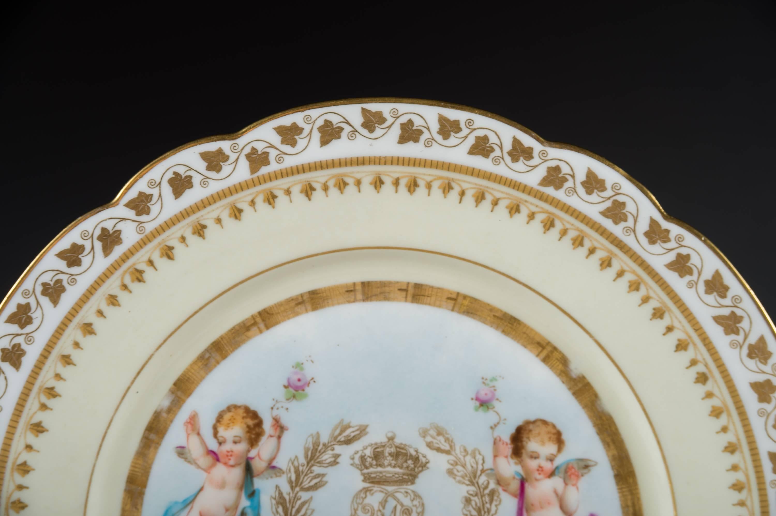 Napoléon III Six assiettes en porcelaine de château de Sèvres peintes sur fond rose en vente