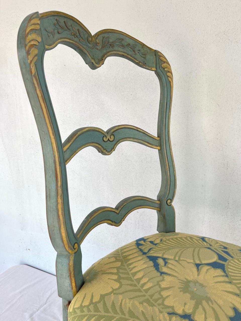 Sculpté à la main Six chaises de salle à manger françaises peintes à l'échelle du début du 19ème siècle en vente