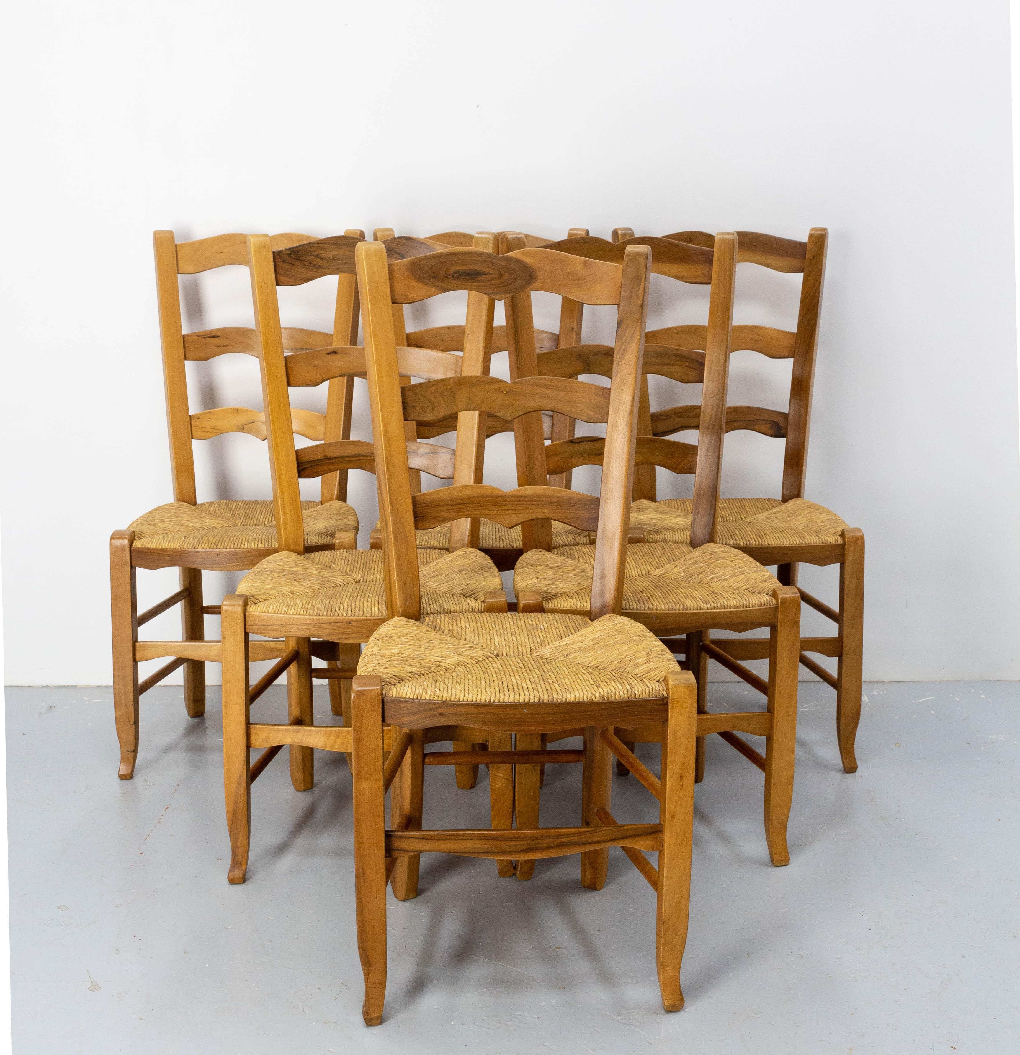 Straw and walnut chairs made in Dordogne.
Artisanal work with local walnut, the production of walnuts being one of the local specialties of the region.
A charming set of six French provincial chairs made in the 1970s.
The rush seats and backs are