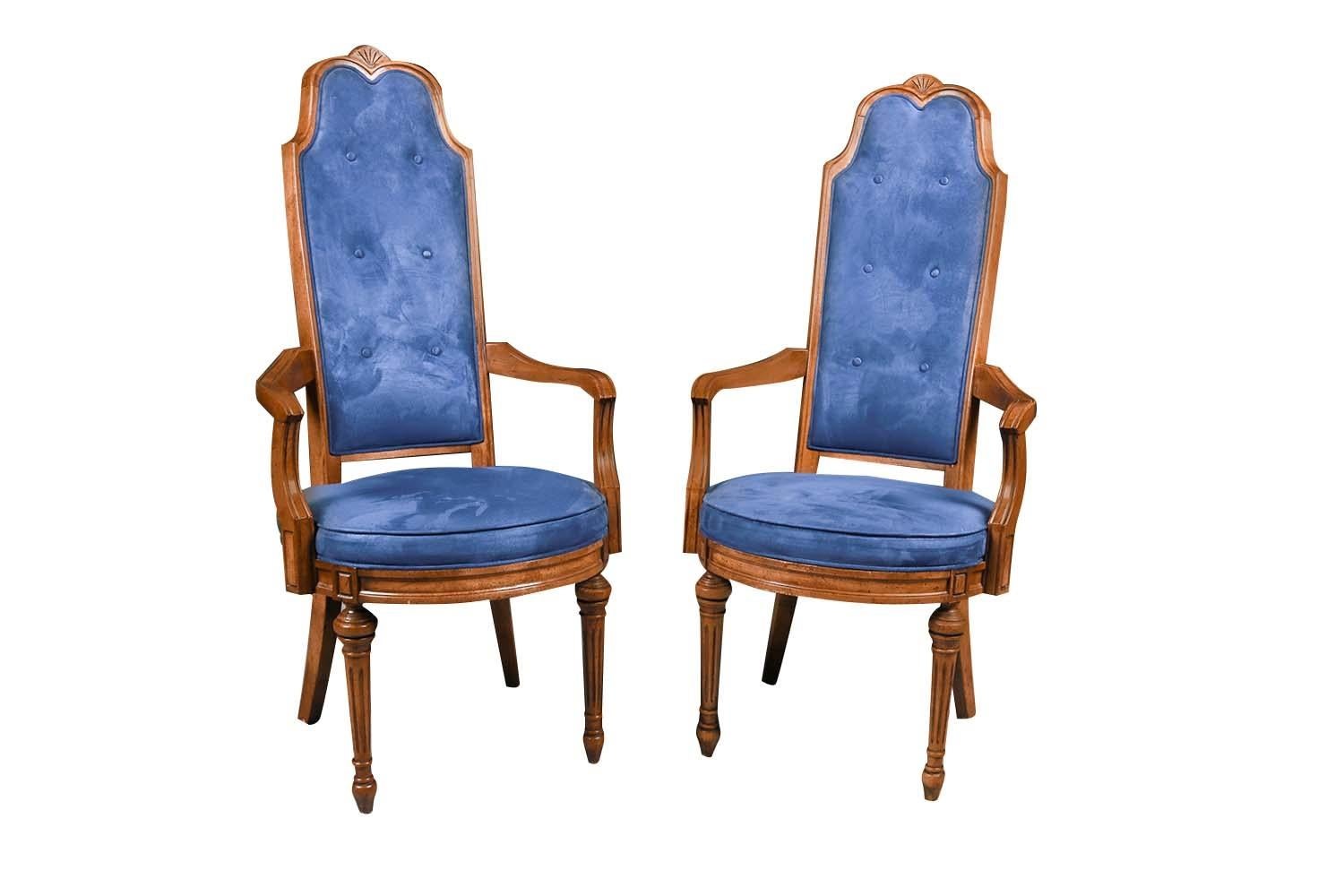 Set di sei sedie da pranzo francesi con schienale alto in stile Luigi XVI, due poltrone e quattro sedie laterali, anni '60 circa. Presentano cornici in noce intagliato con gambe anteriori scanalate, gambe posteriori a sciabola e guide posteriori