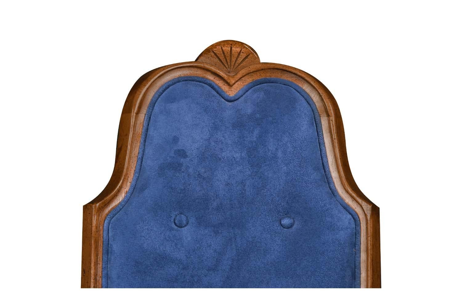 Sei sedie da pranzo francesi Luigi XVI con schienale alto in velluto blu e noce in vendita 3