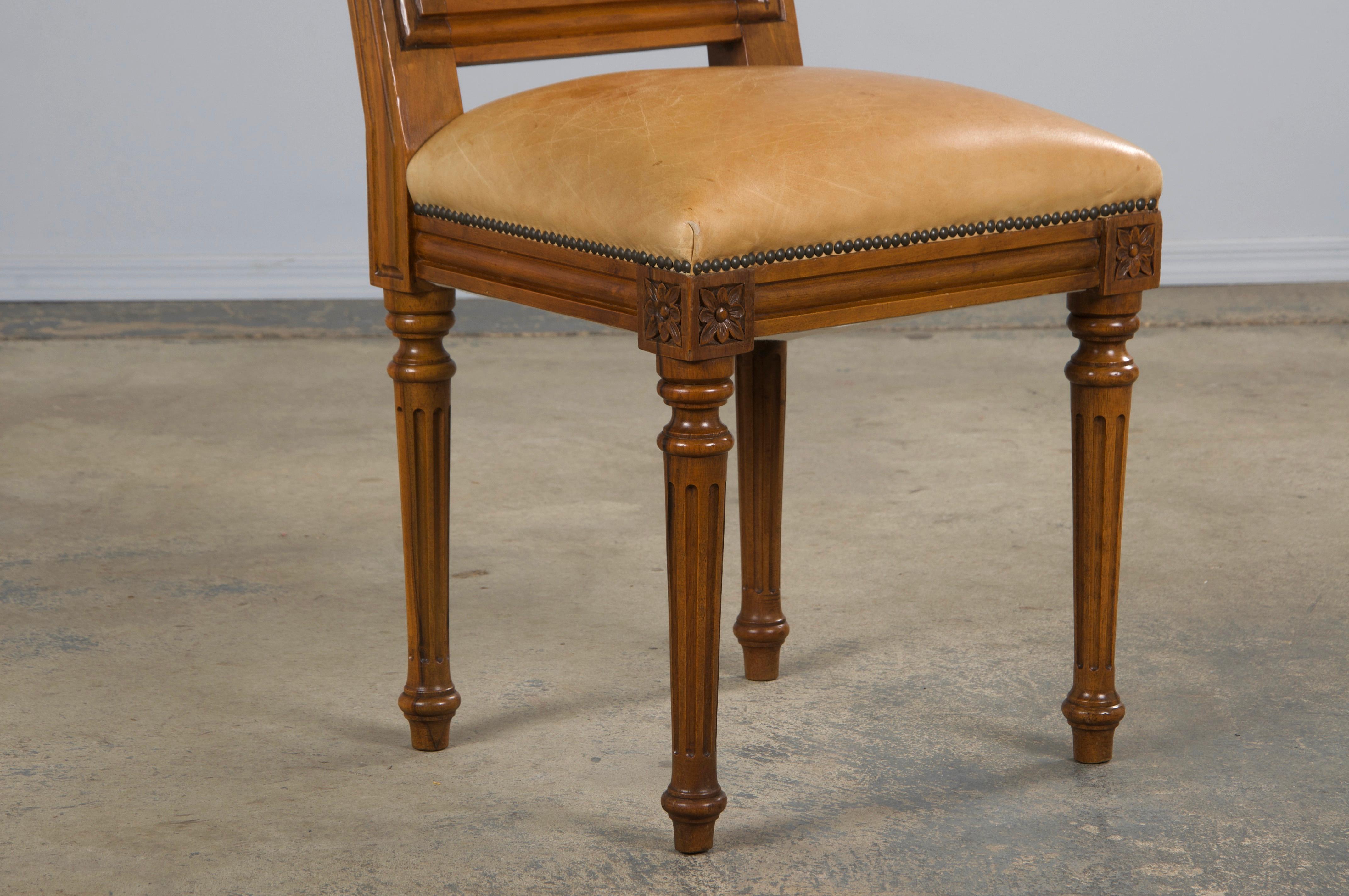 Sei sedie da pranzo francesi con schienale quadrato in noce in stile Luigi XVI con pelle beige in vendita 3