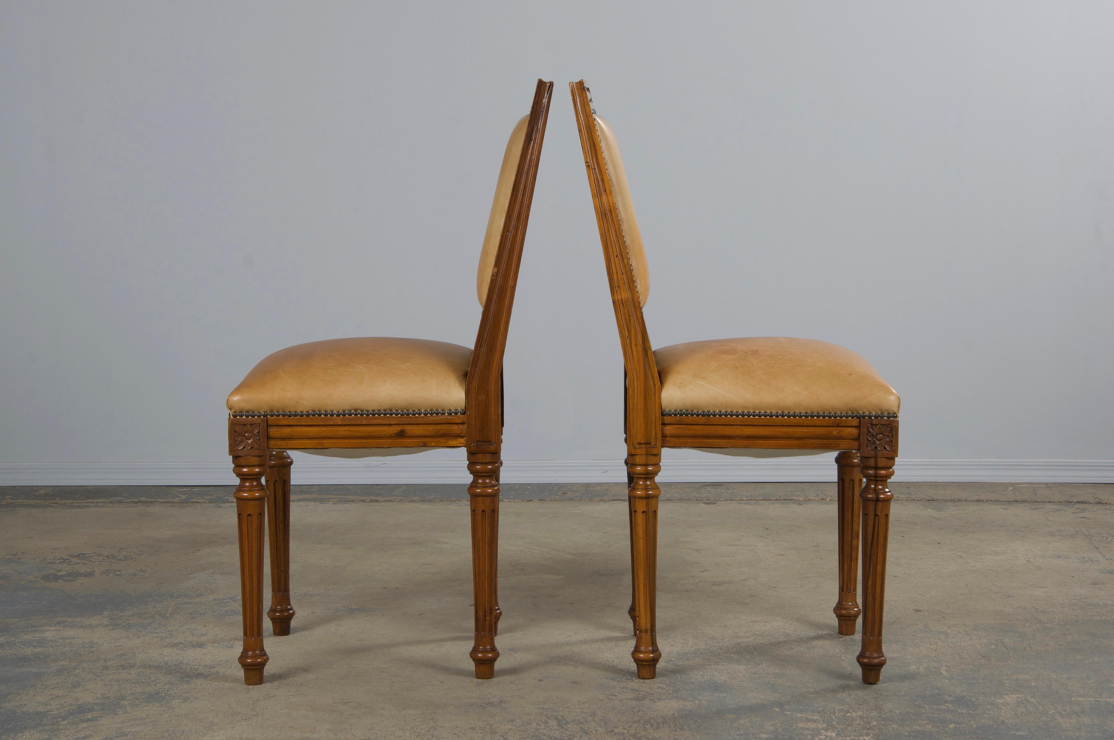 Sei sedie da pranzo francesi con schienale quadrato in noce in stile Luigi XVI con pelle beige in vendita 6