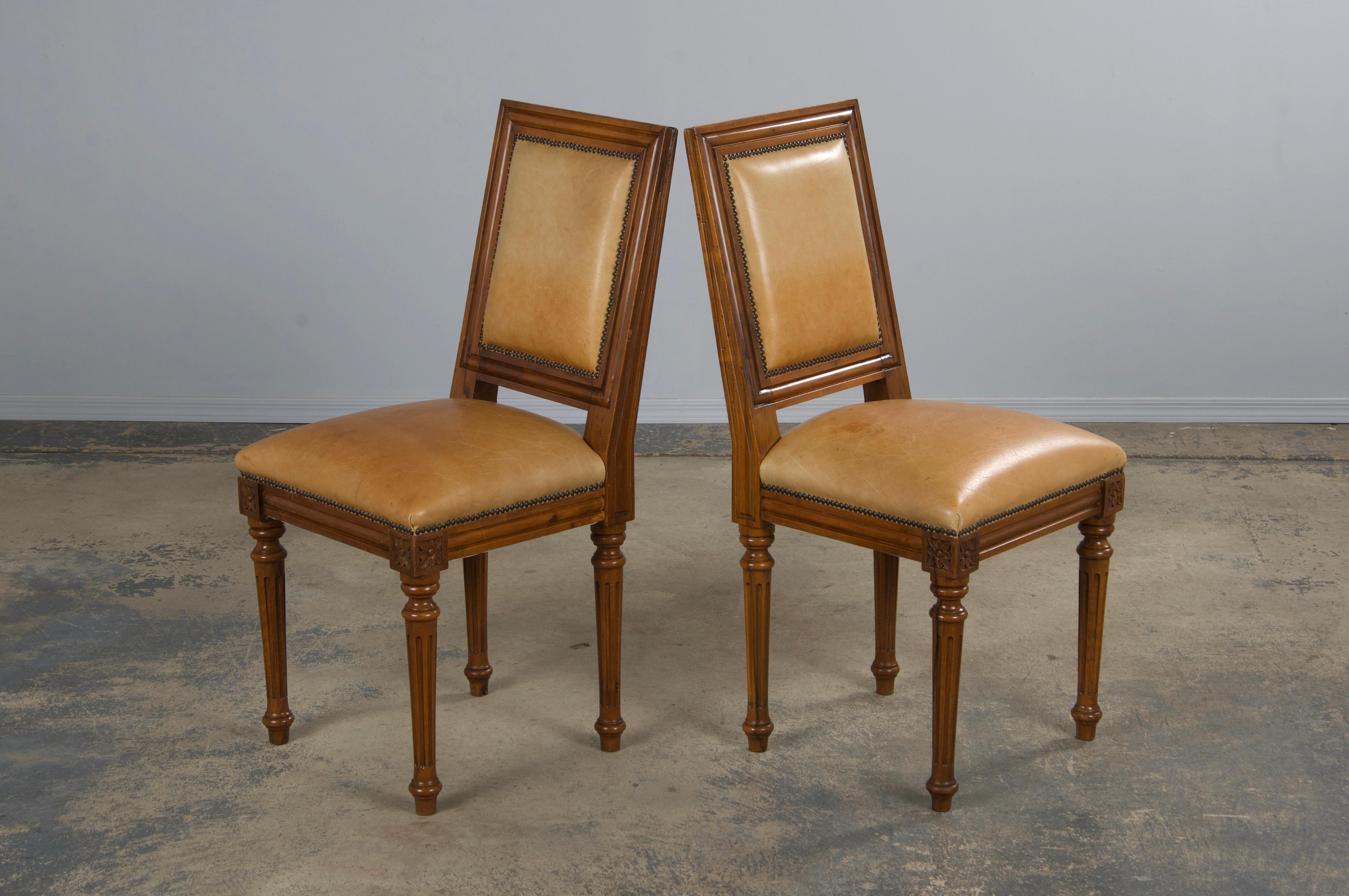Sei sedie da pranzo francesi con schienale quadrato in noce in stile Luigi XVI con pelle beige in vendita 7