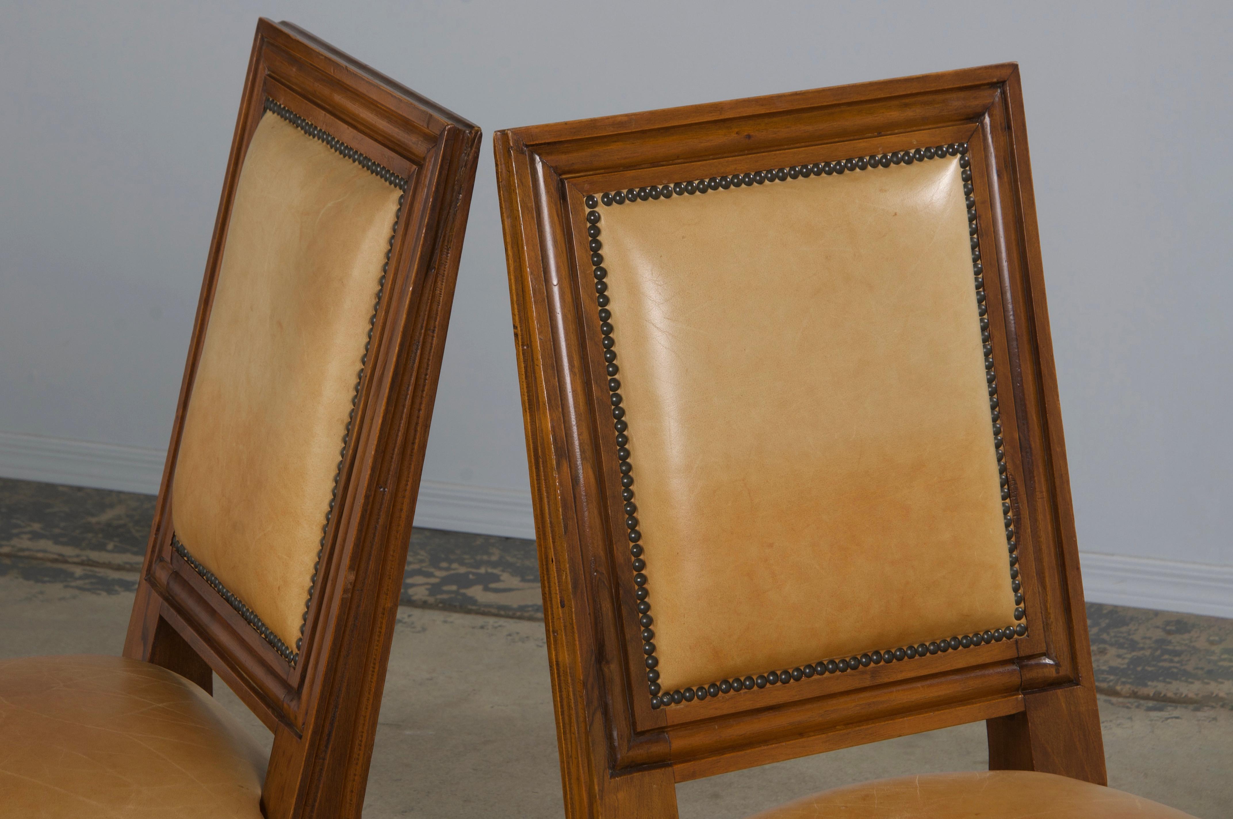Sei sedie da pranzo francesi con schienale quadrato in noce in stile Luigi XVI con pelle beige in vendita 8