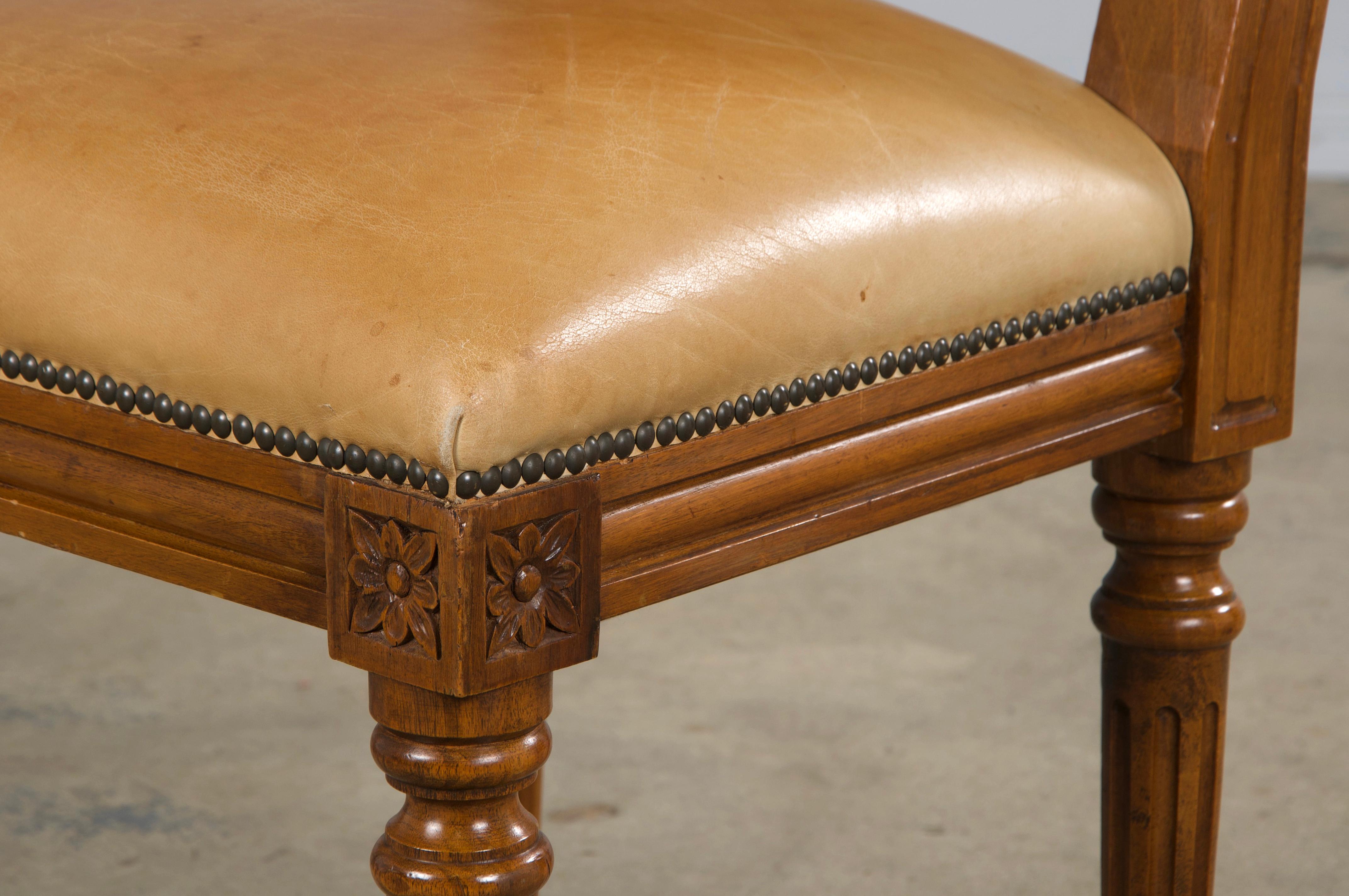 Sei sedie da pranzo francesi con schienale quadrato in noce in stile Luigi XVI con pelle beige in vendita 9