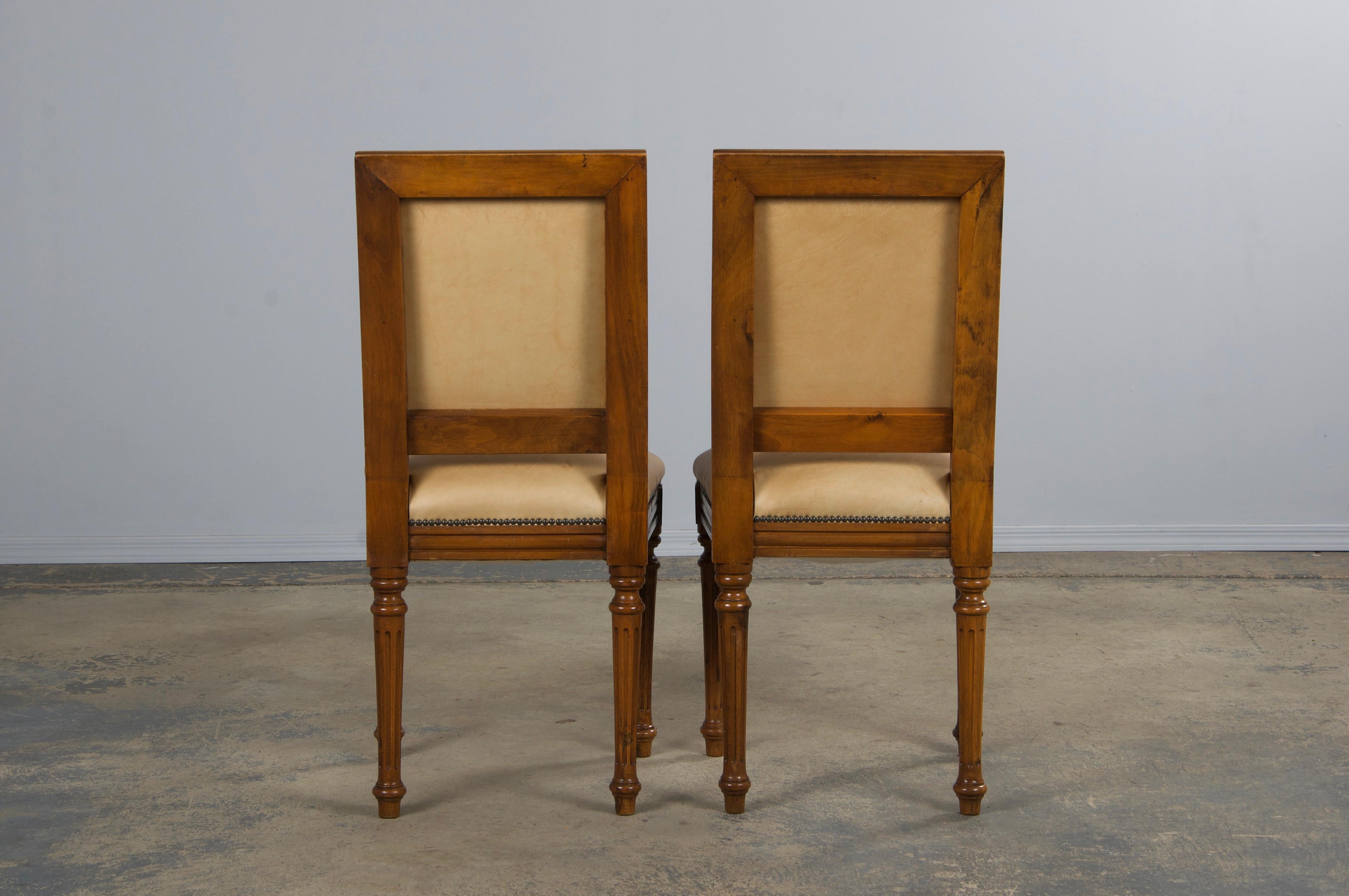 Sei sedie da pranzo francesi con schienale quadrato in noce in stile Luigi XVI con pelle beige in vendita 10