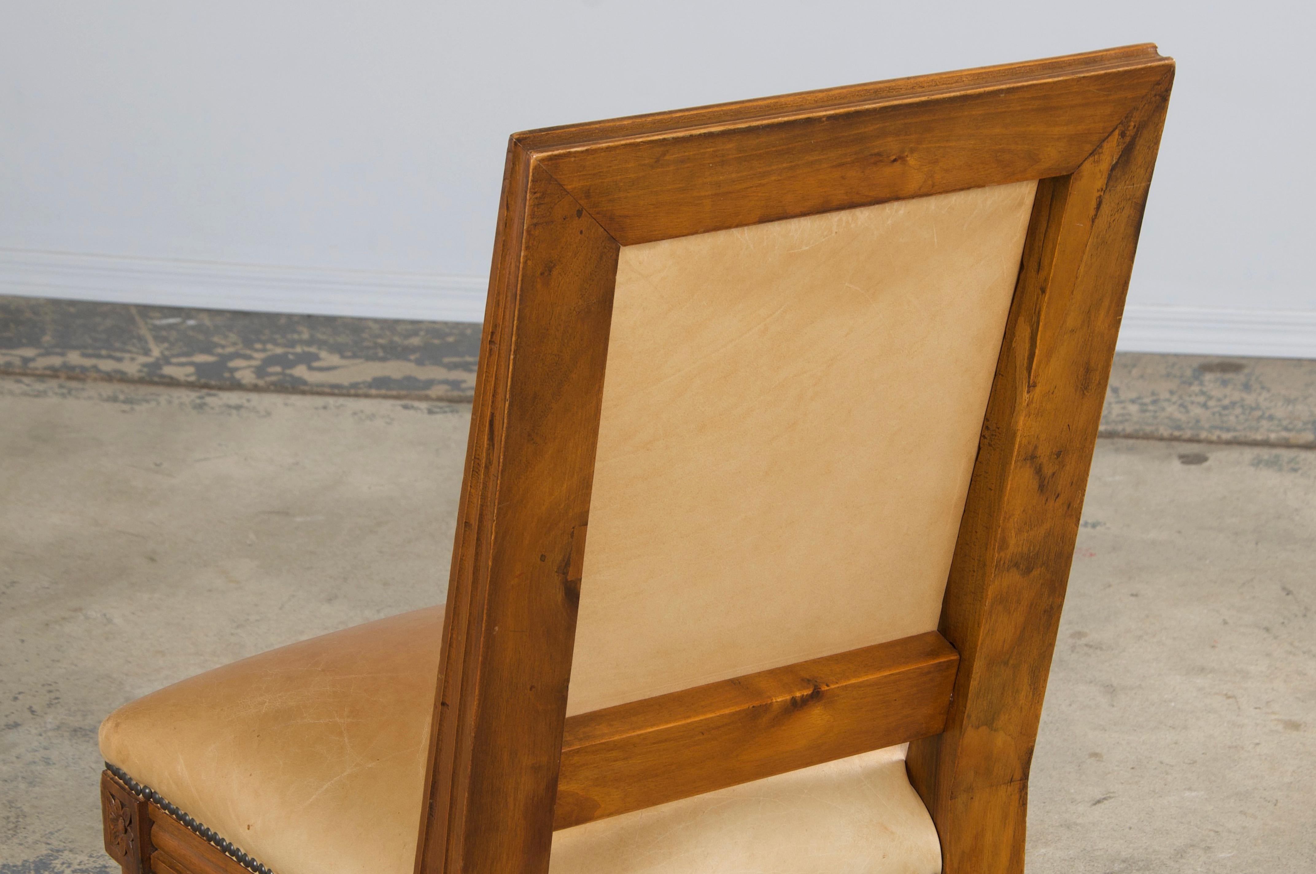 Sei sedie da pranzo francesi con schienale quadrato in noce in stile Luigi XVI con pelle beige in vendita 11