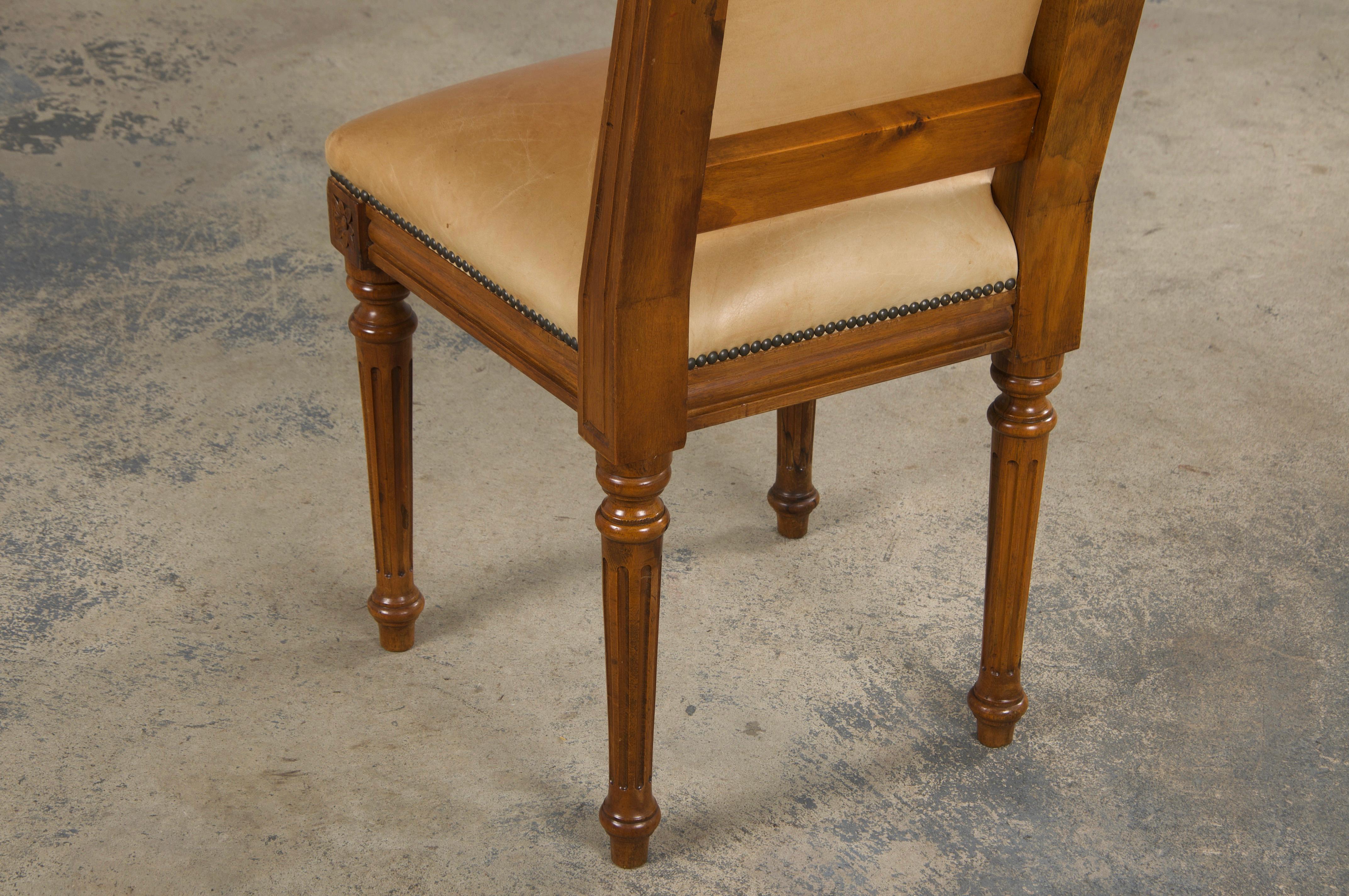 Sei sedie da pranzo francesi con schienale quadrato in noce in stile Luigi XVI con pelle beige in vendita 12