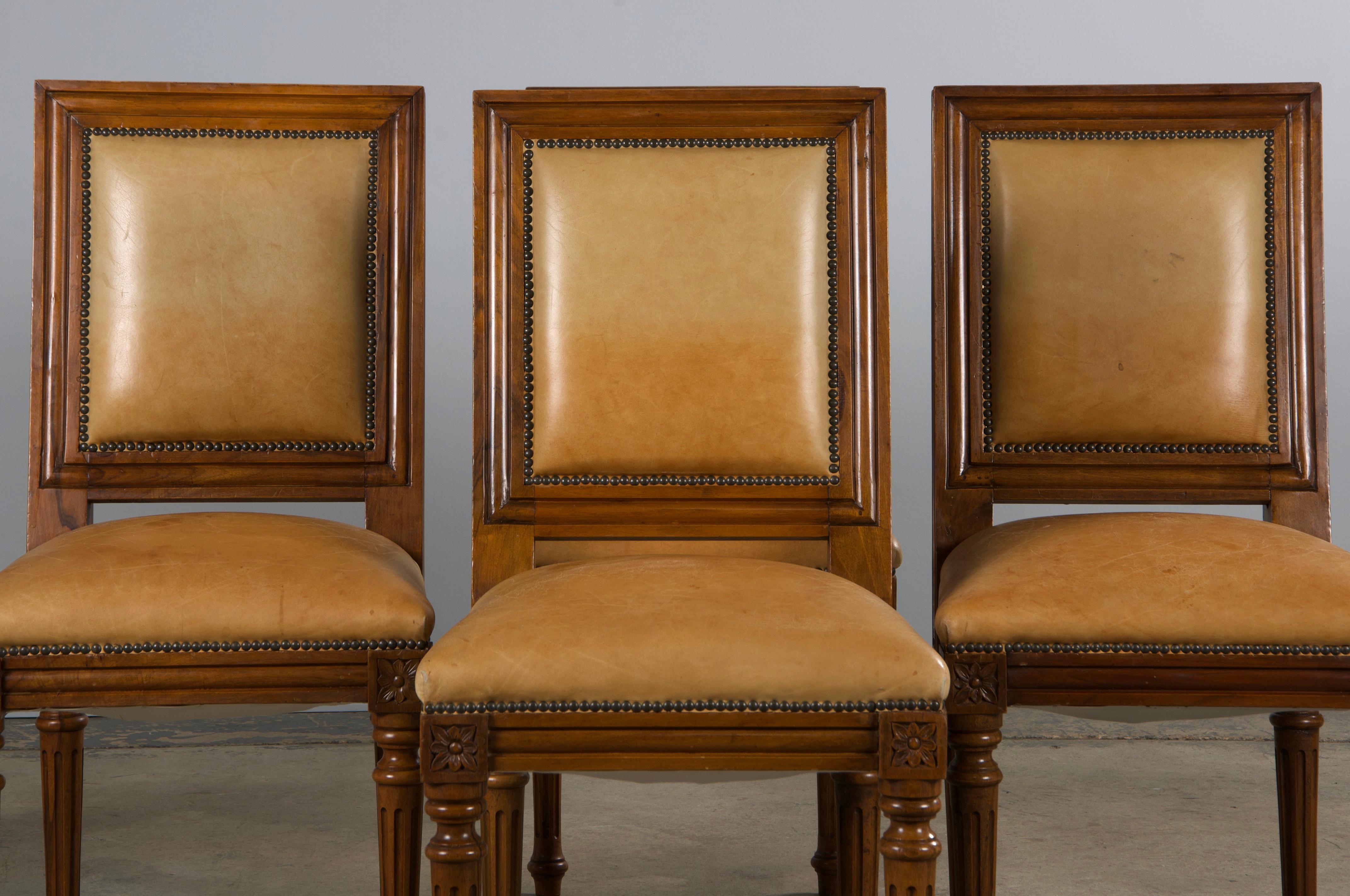 Un bel set di sei sedie da pranzo francesi in stile Luigi XVI, provenienti dalla Provenza, in Francia. La sedia presenta una struttura in noce lavorata a mano, con uno schienale di forma quadrata che presenta una patina calda invecchiata