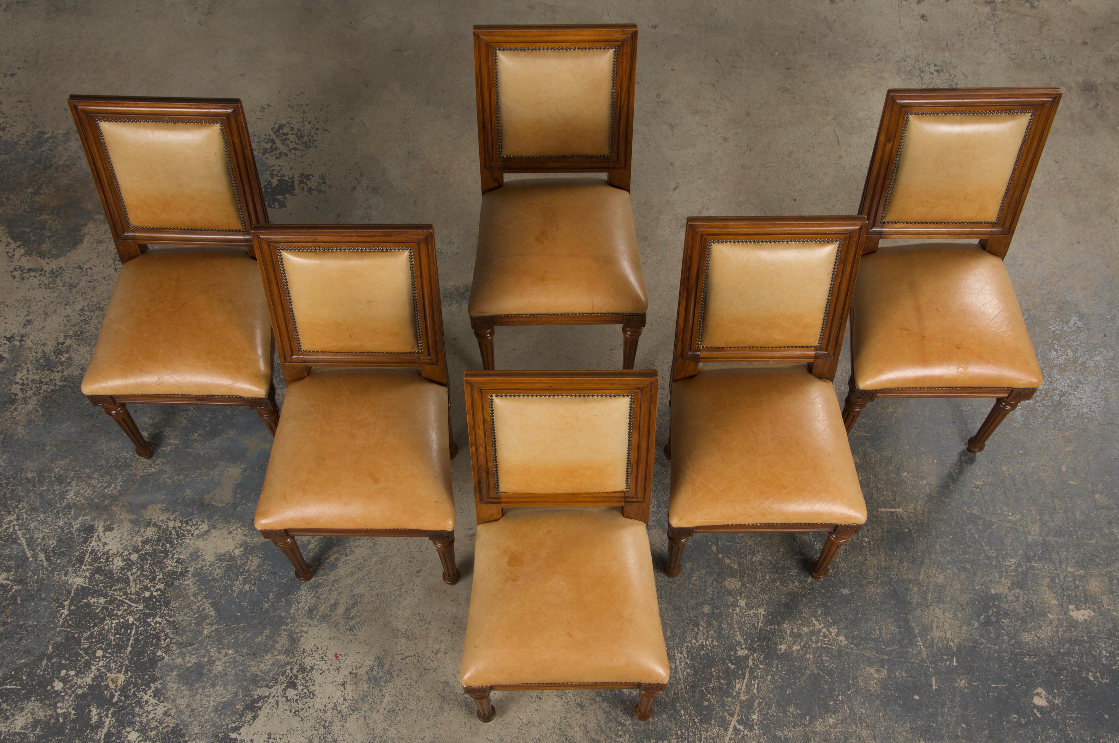 Francese Sei sedie da pranzo francesi con schienale quadrato in noce in stile Luigi XVI con pelle beige in vendita