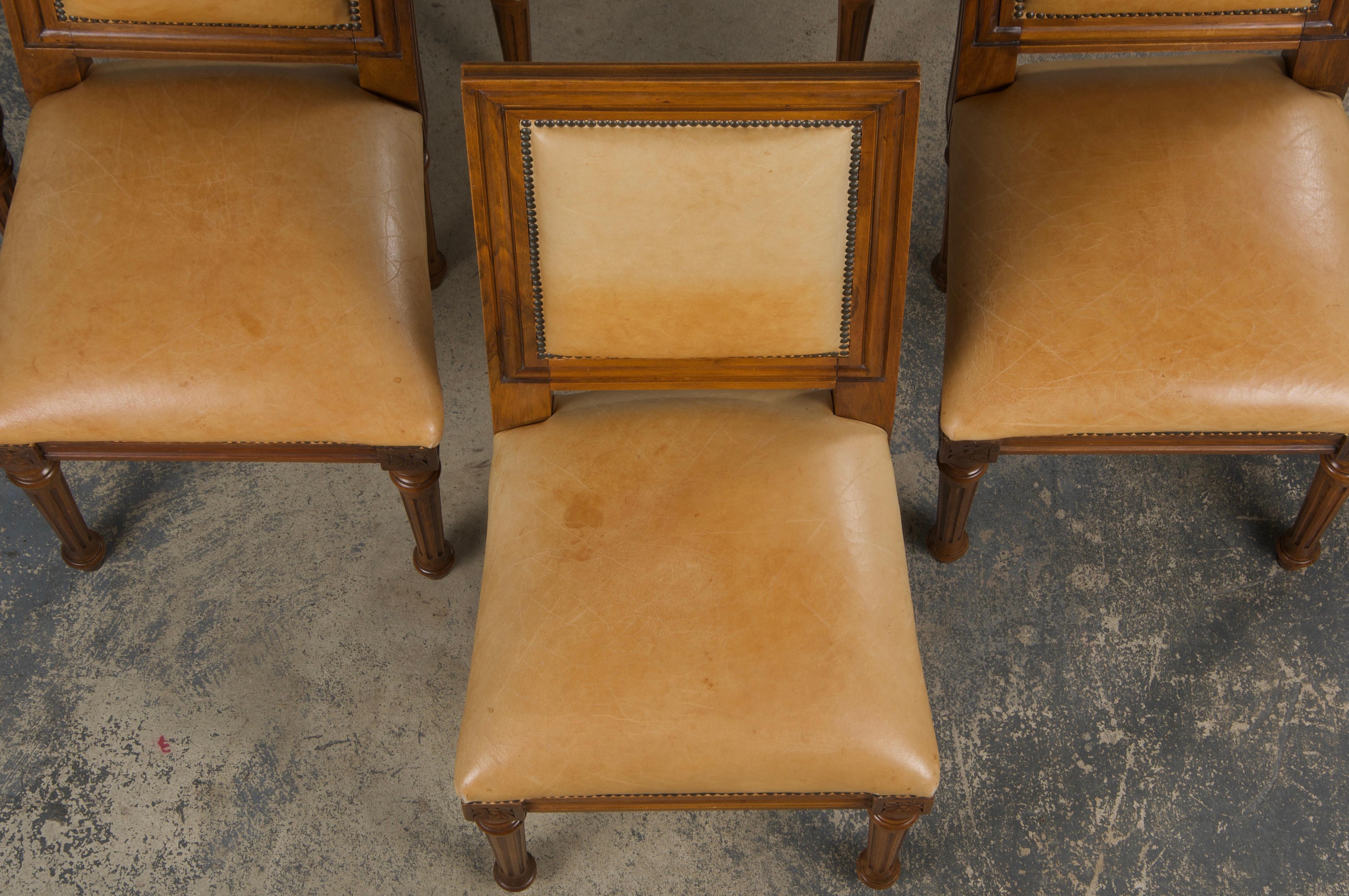 Intagliato a mano Sei sedie da pranzo francesi con schienale quadrato in noce in stile Luigi XVI con pelle beige in vendita