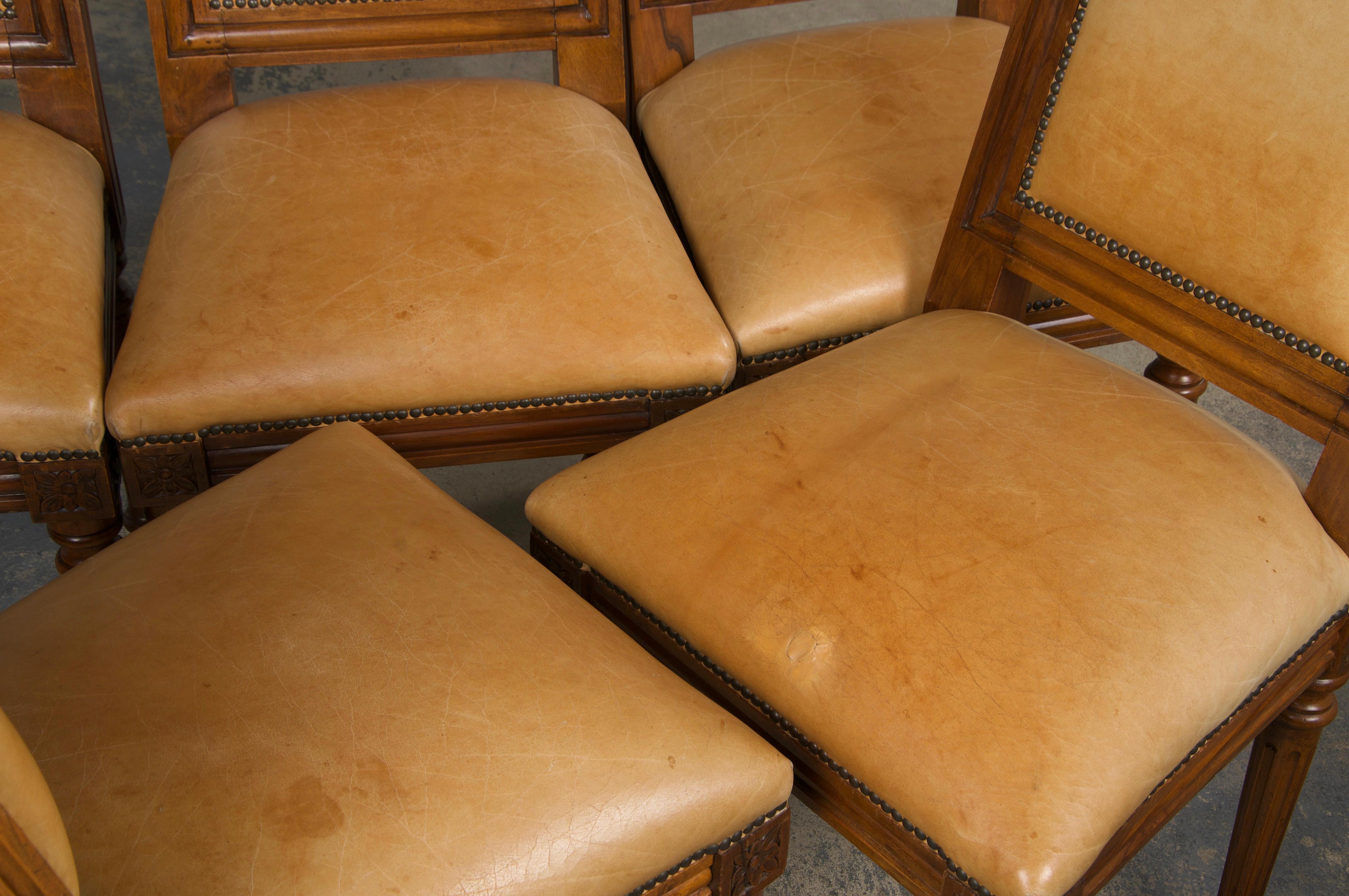 Sei sedie da pranzo francesi con schienale quadrato in noce in stile Luigi XVI con pelle beige In condizioni buone in vendita a Astoria, NY