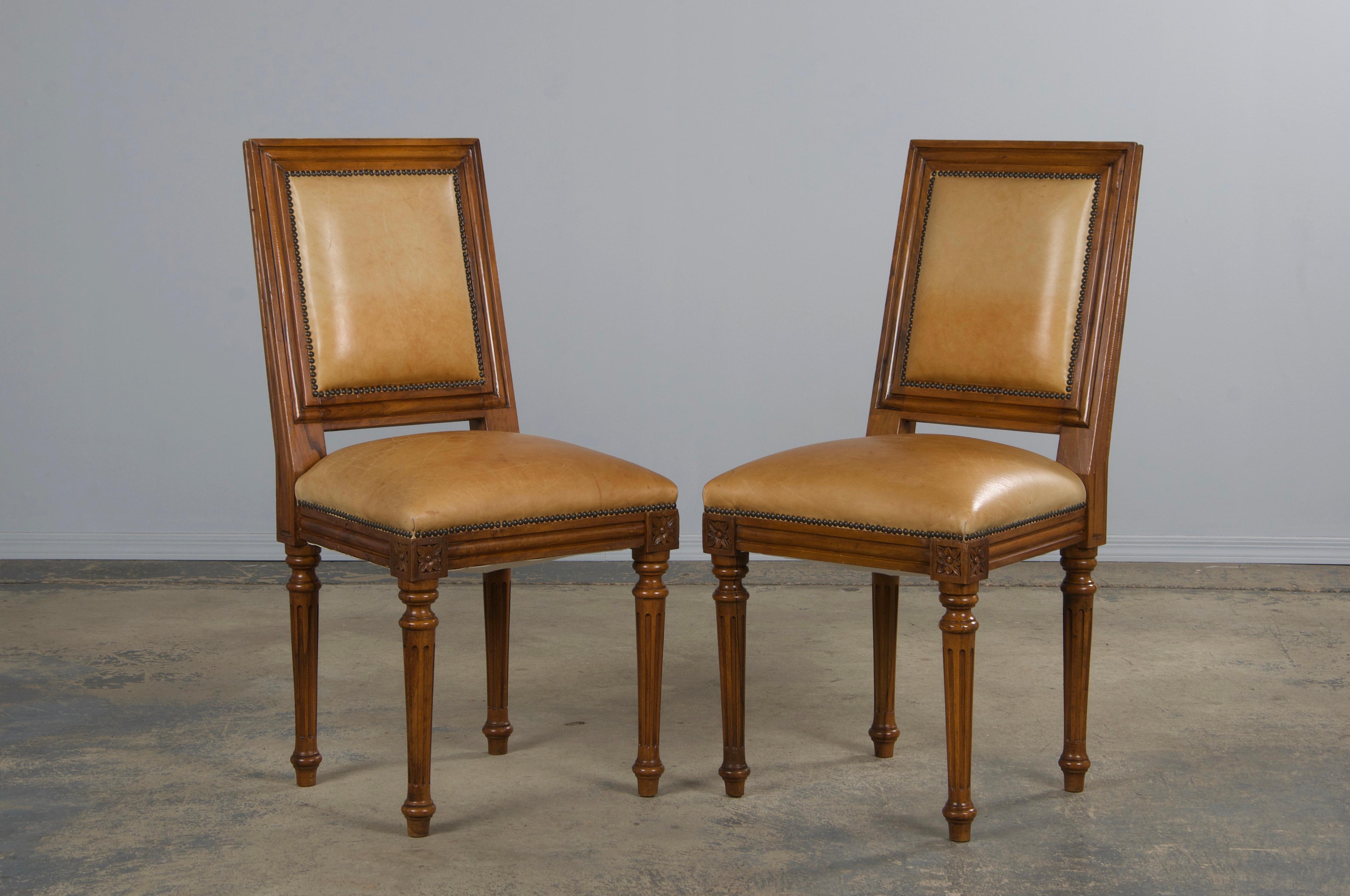 XX secolo Sei sedie da pranzo francesi con schienale quadrato in noce in stile Luigi XVI con pelle beige in vendita