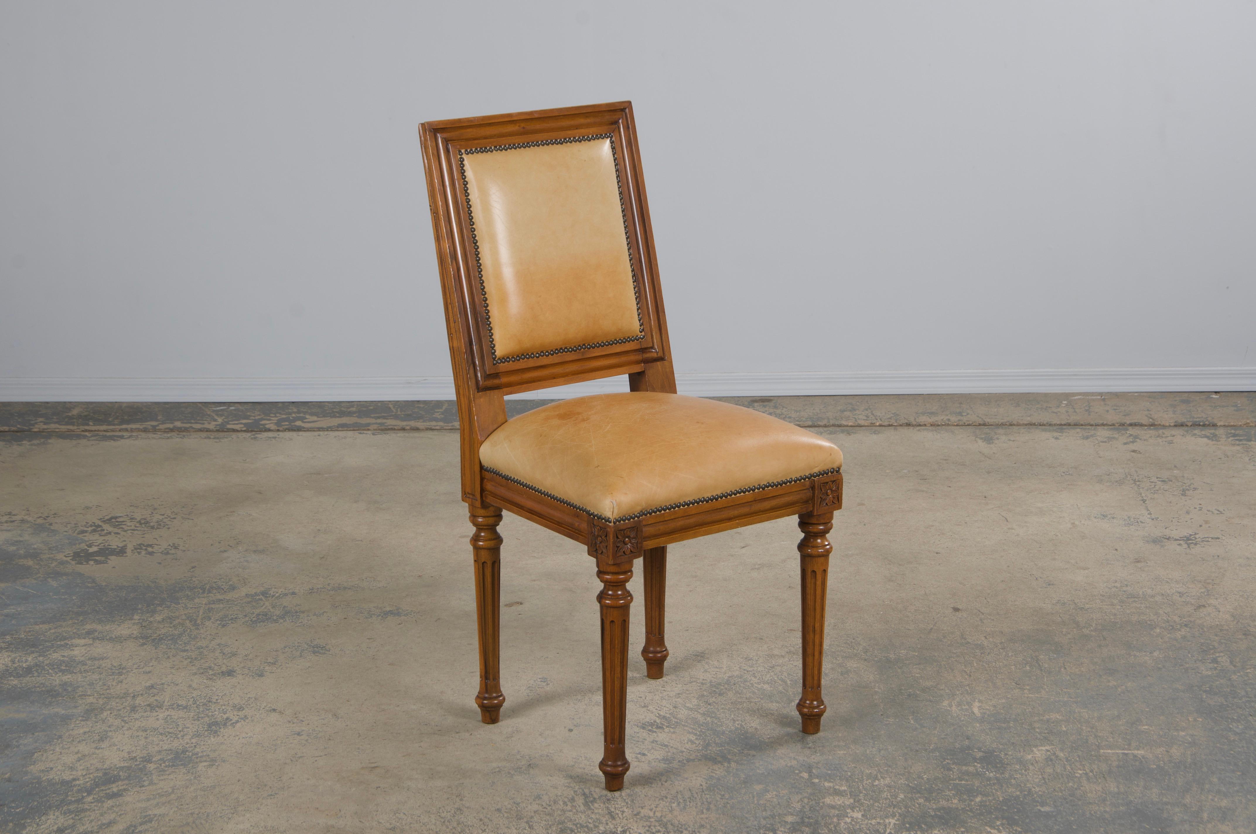 Pelle Sei sedie da pranzo francesi con schienale quadrato in noce in stile Luigi XVI con pelle beige in vendita